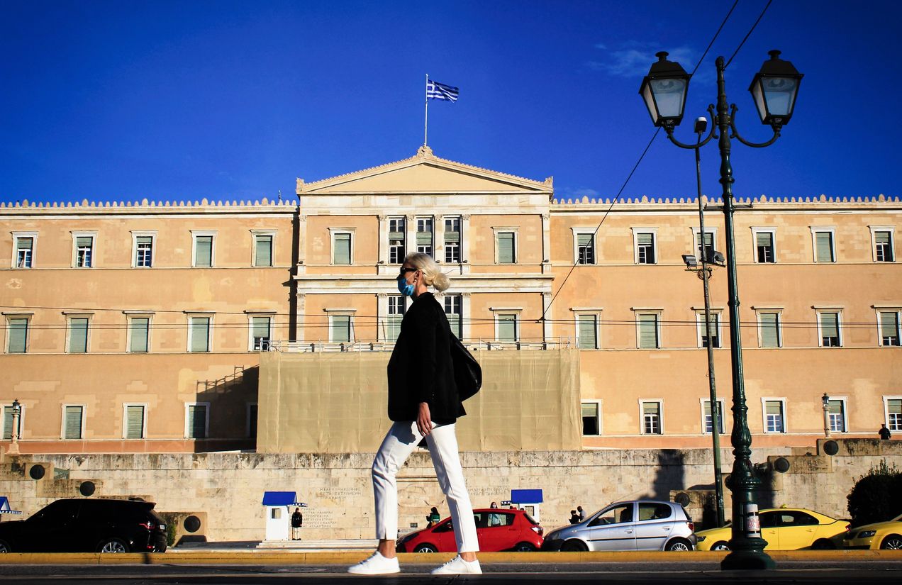 Der Syntagma-Platz i Athen mit dem griechischen Parlament im Hintergrund  (Archivfoto)