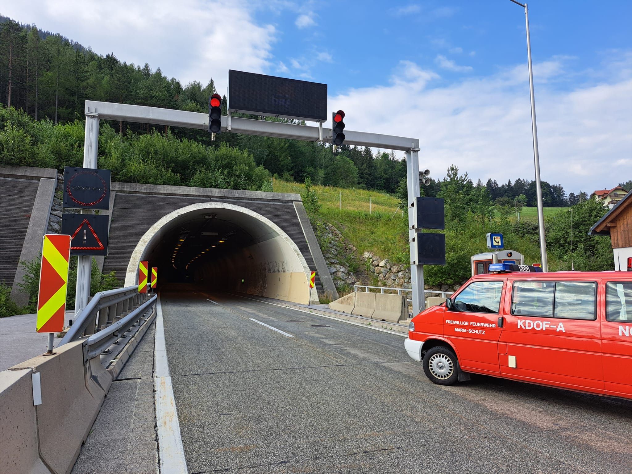 Lkw in Brand: Tunnel auf der S6 gesperrt