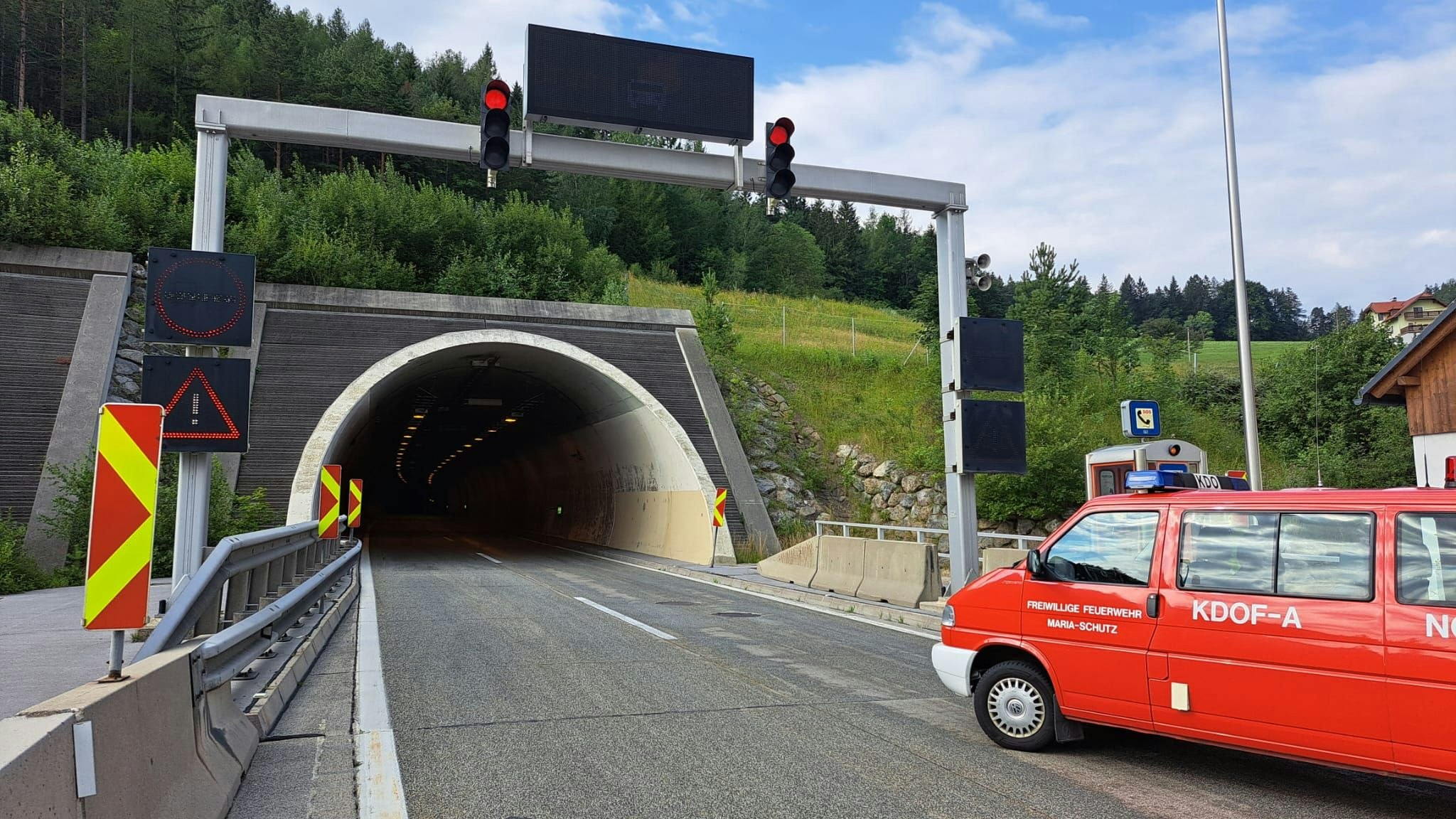 Lkw in Brand: Tunnel auf der S6 gesperrt