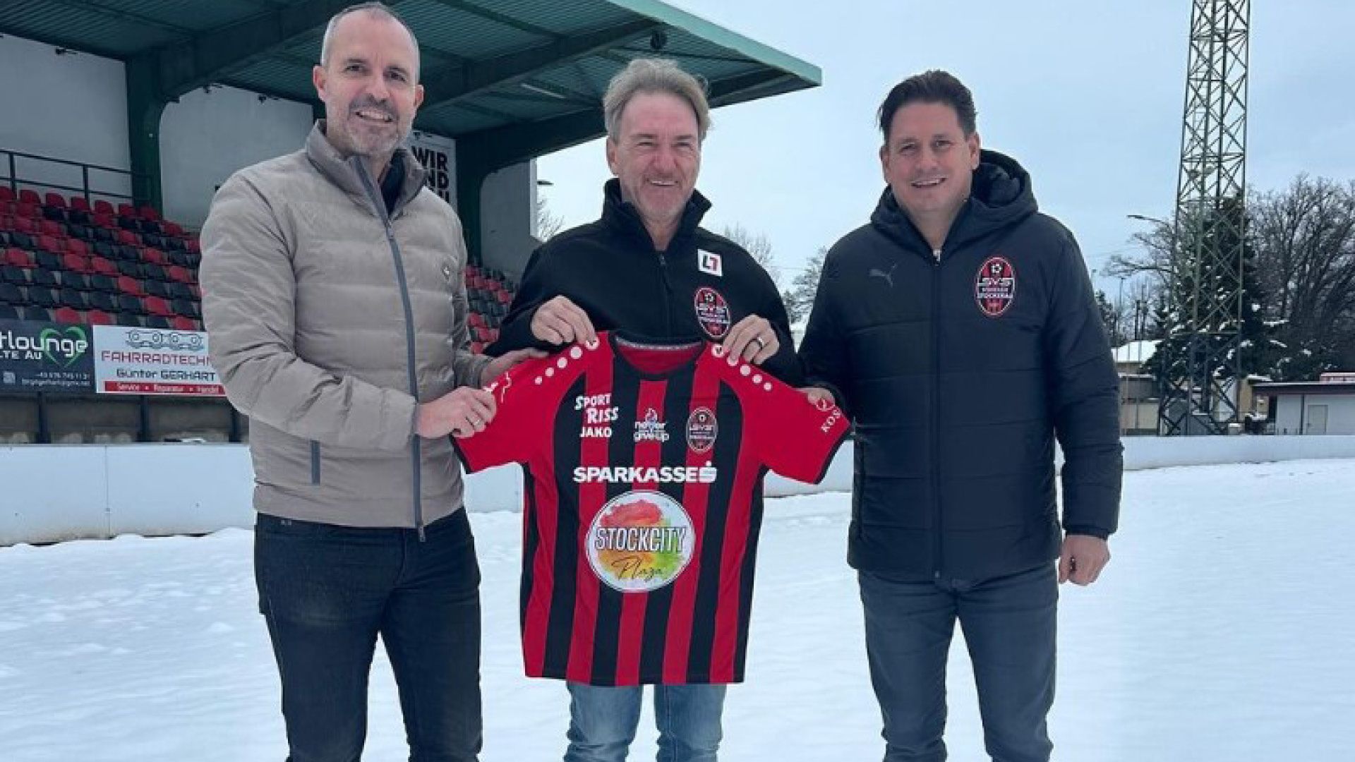 Andy Ogris (Mitte) heuerte im Jänner 2024 beim SV Stockerau an - nun steht man als Aufsteiger in der 1. Landesliga.