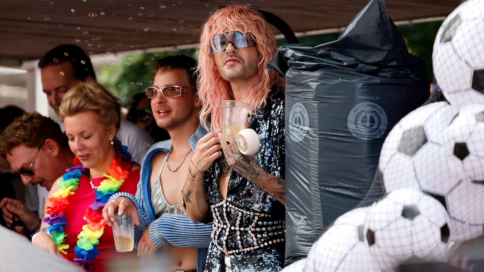 Mit einem bislang unbekannten Mann (l. von Bill) hat Kaulitz sein Wochenende in Köln in vollen Zügen genossen.