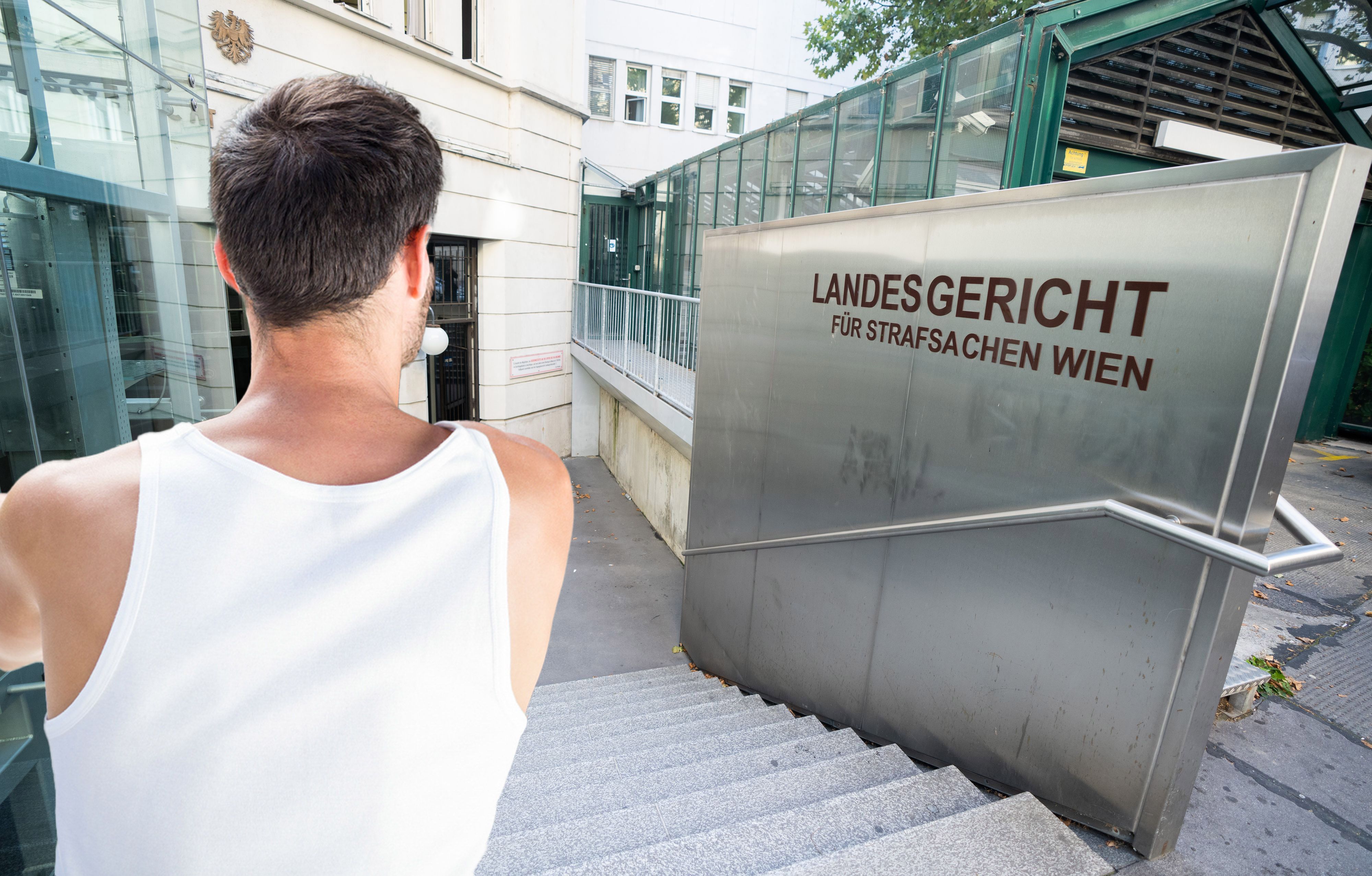 Der 21-Jährige kam im weißen Ruderleiberl zu seiner Verhandlung am Straflandesgericht Wien (Symbolbild).