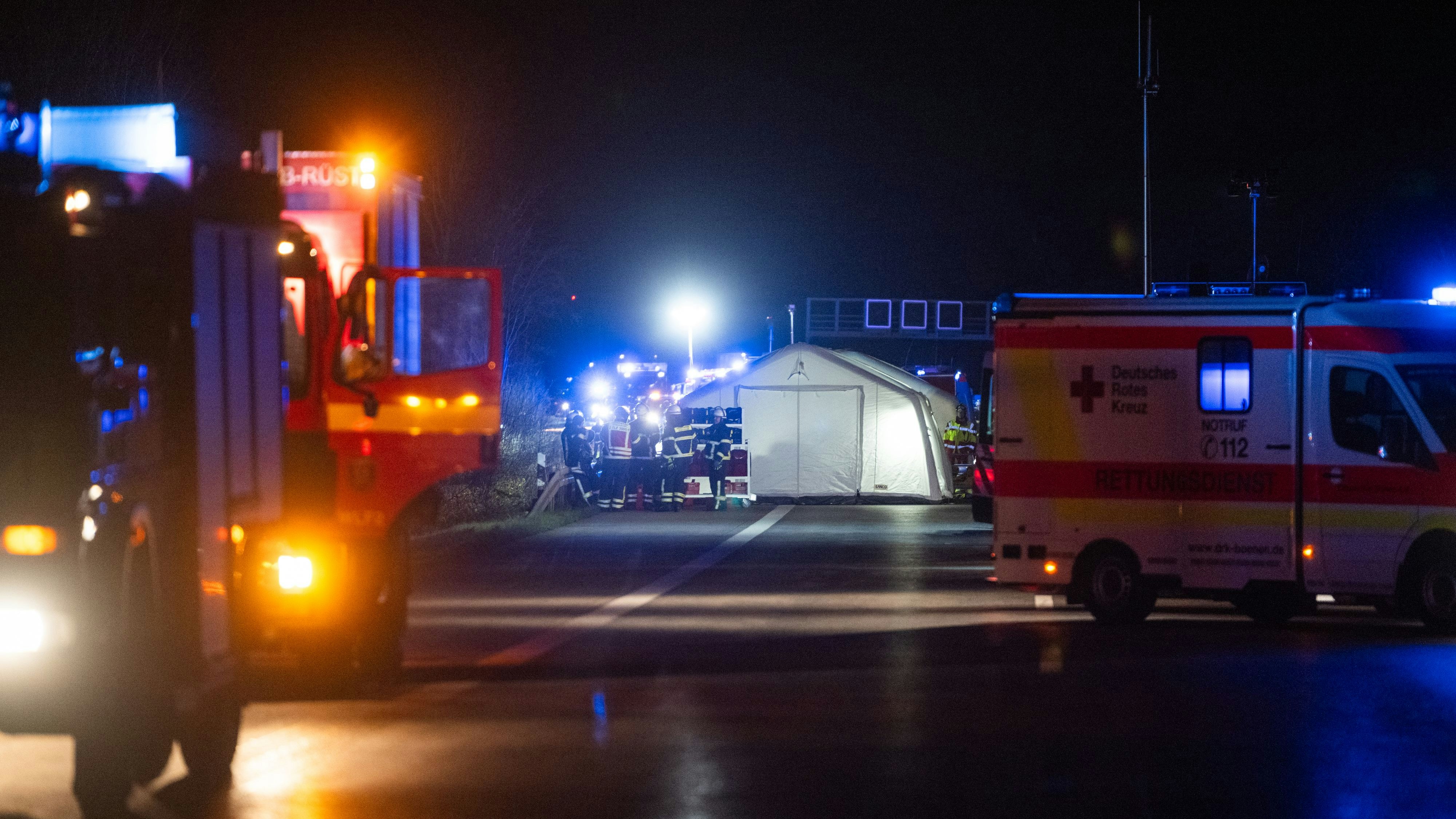 Download von www.picturedesk.com am 22.07.2024 (19:48).  29 March 2024, North Rhine-Westphalia, Werl: Rescue workers work on a bus involved in an accident on the A44 highway. More than 20 people were injured in a bus accident on the A44 highway in North Rhine-Westphalia on Friday night. According to a police spokesperson, the coach with around 60 passengers, which left the road near Werl and crashed onto its side, was carrying pupils from a vocational college in Warburg on the border with Hesse. They were on their way back from a trip to England. The students were young adults. Photo: Daniel Schröder/dpa - 20240329_PD0829 - Rechteinfo: Rights Managed (RM)