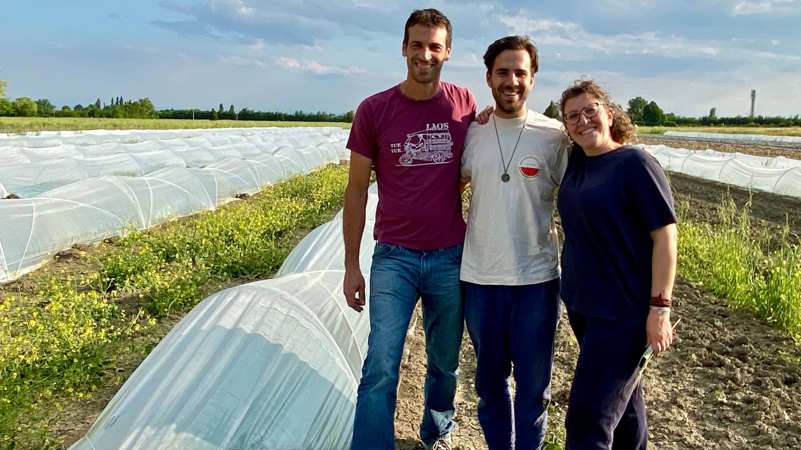 Max, Paul und Emma (v.l.) machten auf ihrer Italotour einen Stopp bei der ökologischen Farm.