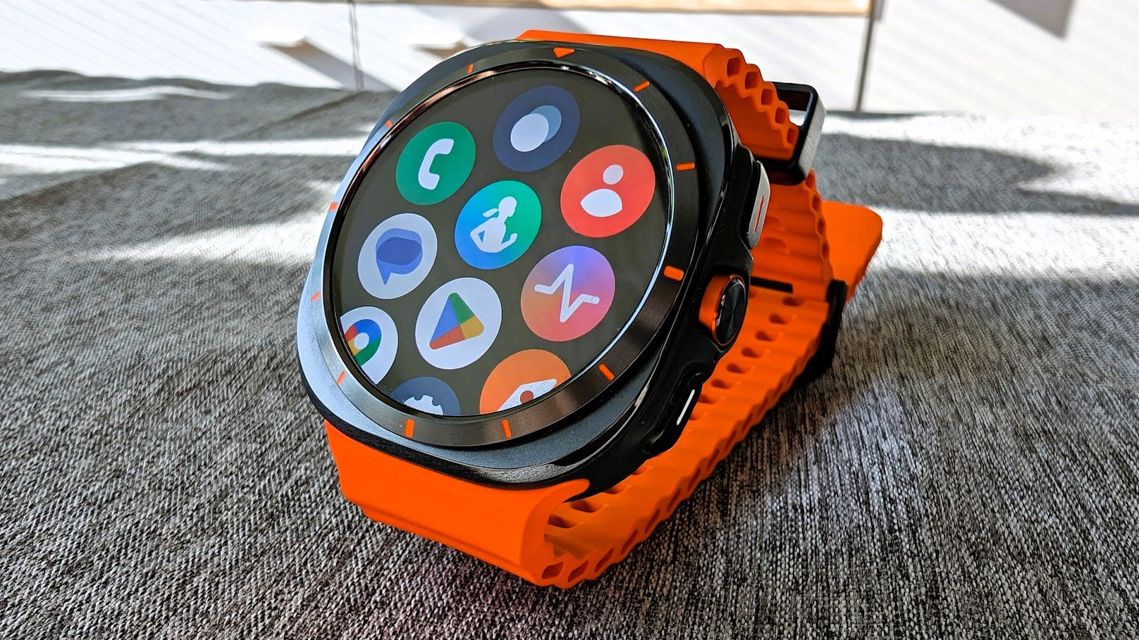 Beim 1,5 Zoll großen AMOLED-Display kommt wie bei der Watch7-Serie zum Schutz Saphirglas zum Einsatz. Die Uhr hält zehn Atmosphären stand.