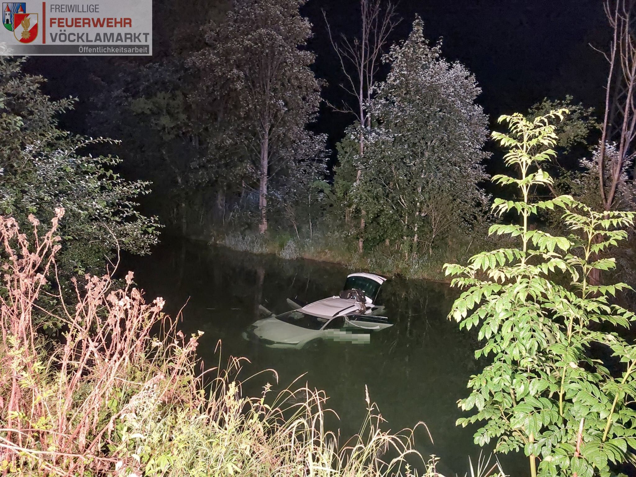 Der Lenker des Wagens verlor die Kontrolle, versenkte das Fahrzeug in der Vöckla.