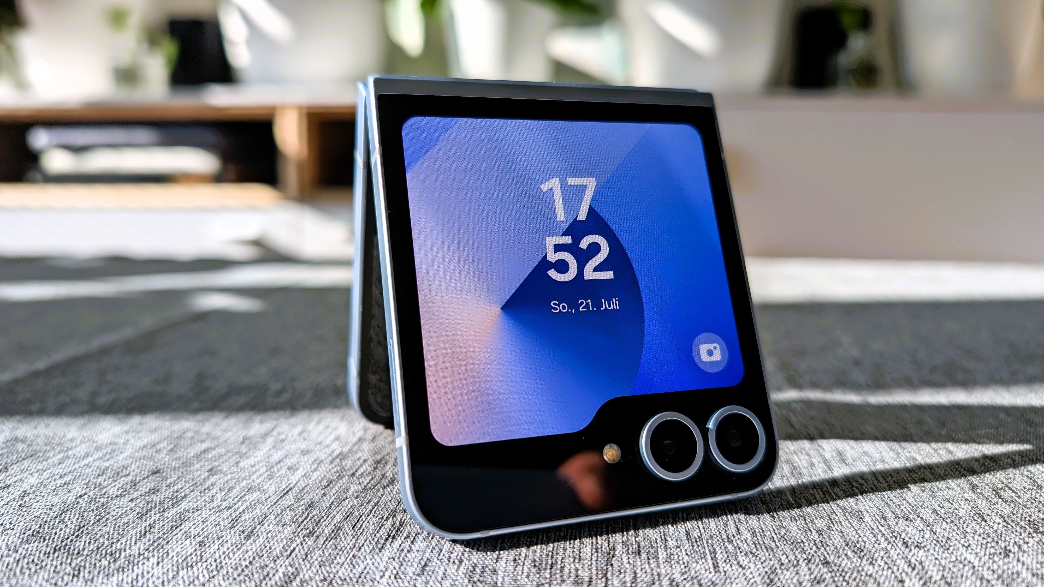 Nutzer kriegen mit dem Galaxy Z Flip6 eine drastisch bessere Kamera, den neuesten Prozessor und ein dünneres Klapp-Format.