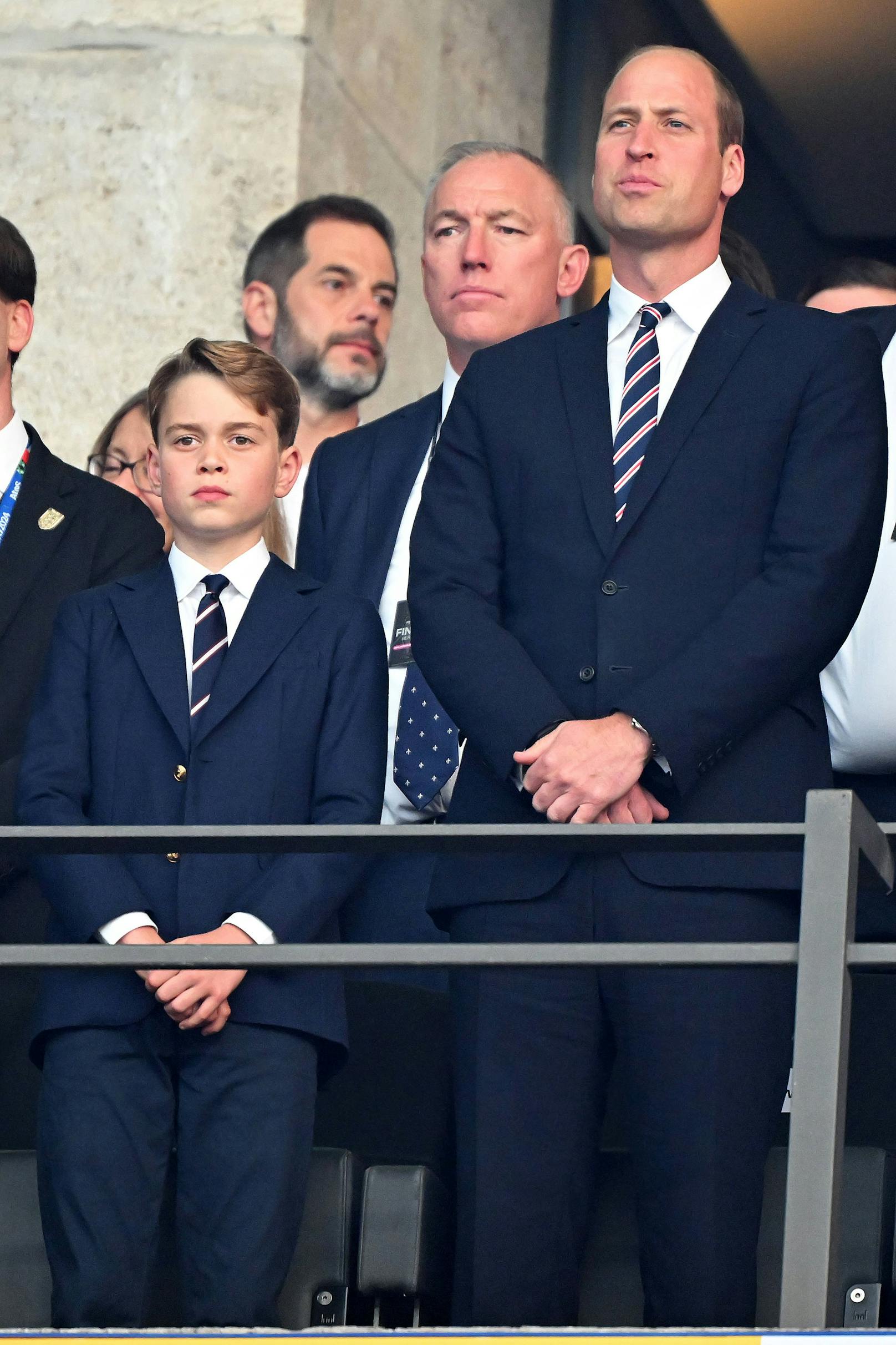 Ganz wie der Papa: Beim gemeinsamen Besuch des Endspiels zwischen Spanien und England in Berlin zeigen sich die königlichen Männer zum Wechseln ähnlich.