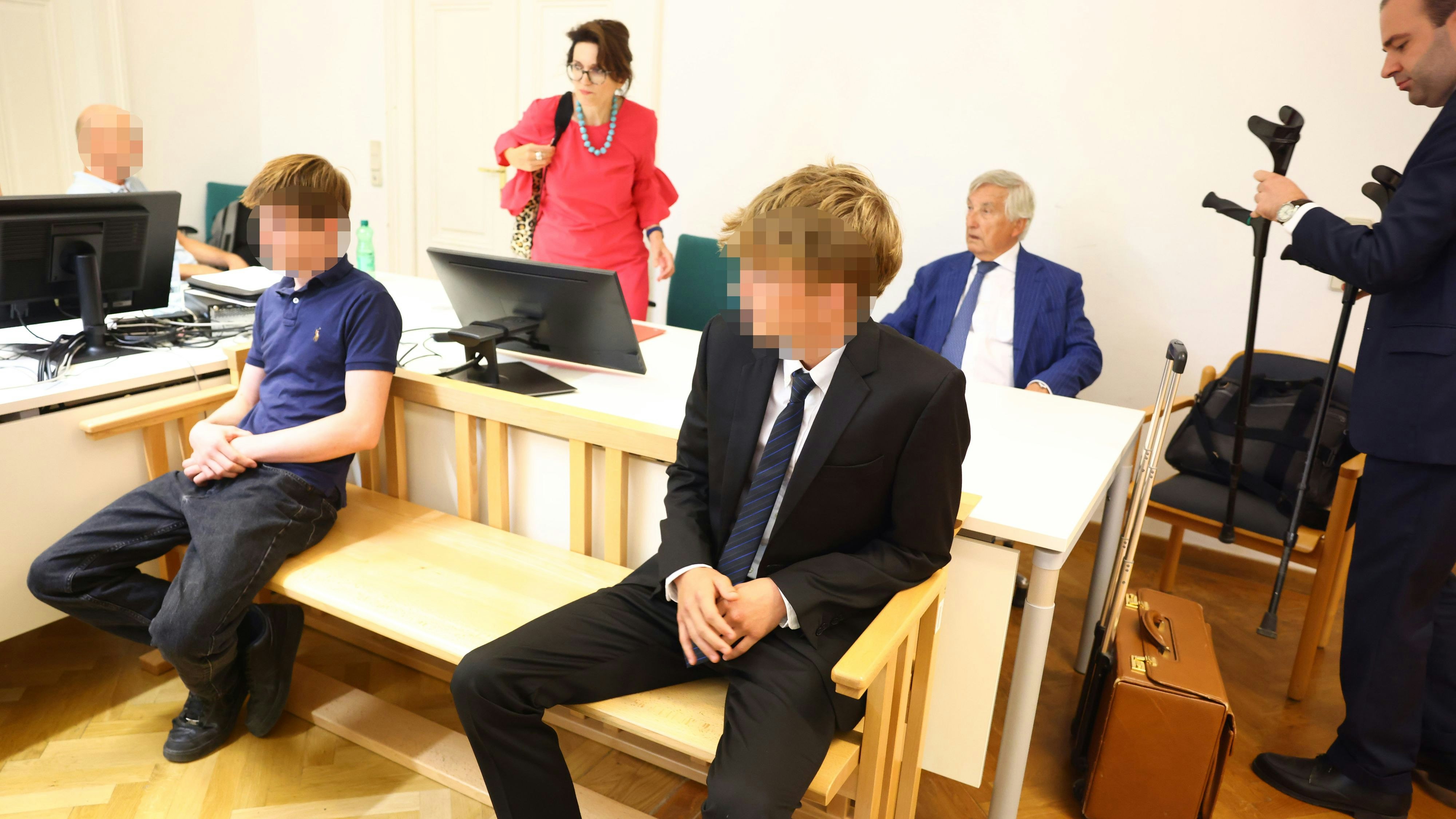 Teenies verprügelten Opfer, zündeten Mercedes an