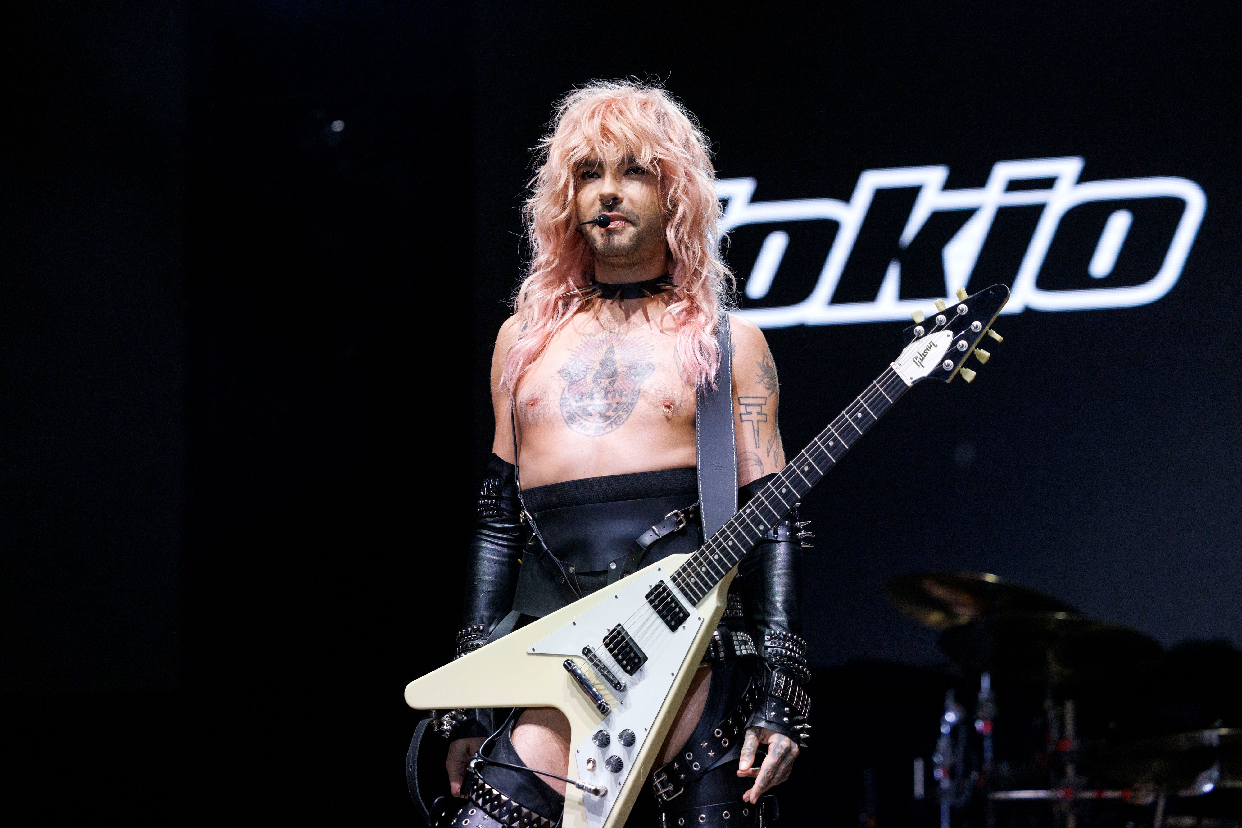 Zu tief ins Glas geschaut: Bill Kaulitz stolpert auf der Bühne in Köln.