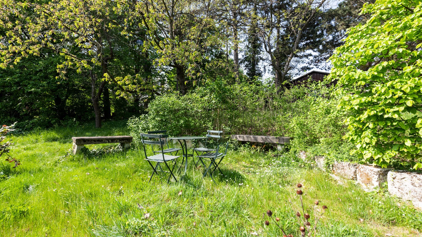 Zur Villa gehört ein Garten.