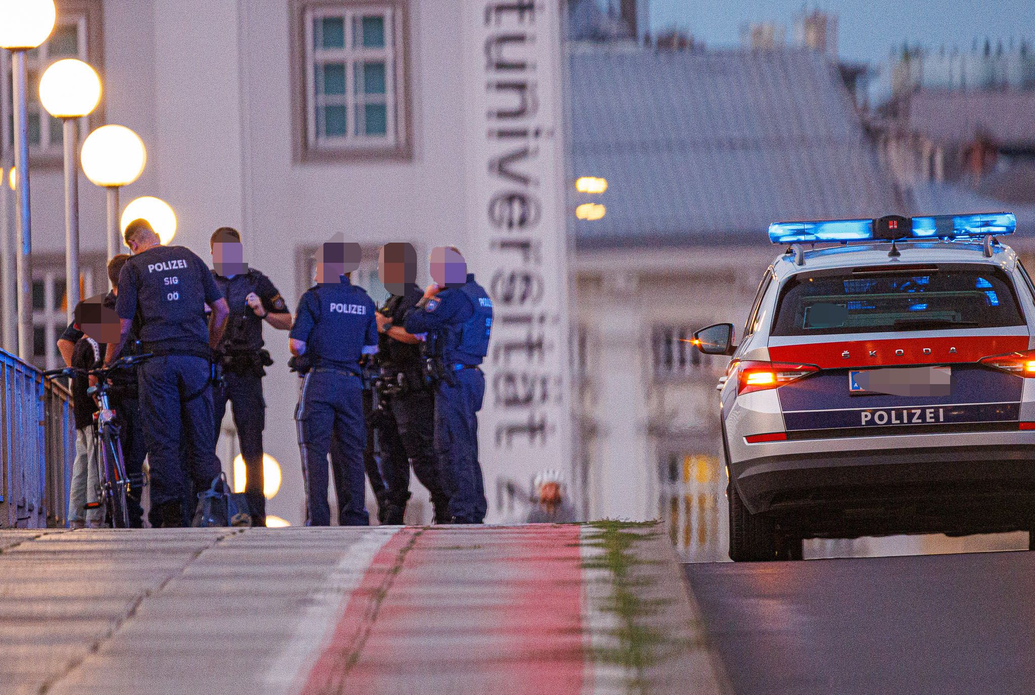 Im Morgengrauen nehmen Beamte auf der Linzer Nibelungenbrücke zwei Jugendliche fest.