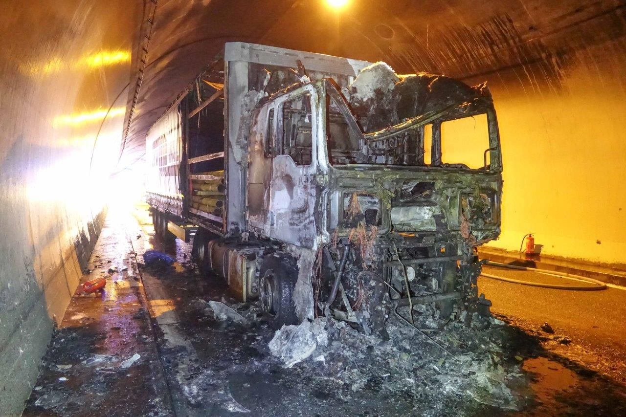 Lkw geriet in Tunnel in Brand