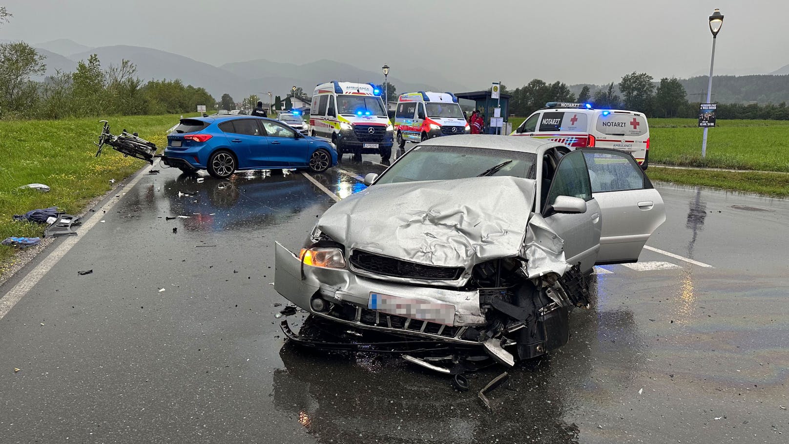 7 Verletzte, Straße gesperrt! Schwerer Crash in Tirol