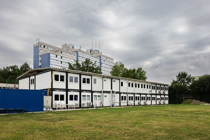 In Linz mussten schon mehrmals Container-Dörfer aufgestellt werden – etwa bei der Mira-Lobe-Schule.