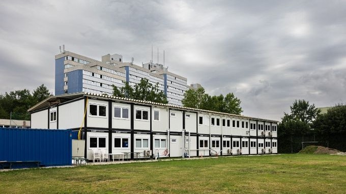 In Linz mussten schon mehrmals Container-Dörfer aufgestellt – etwa bei der Mira-Lobe-Schule.