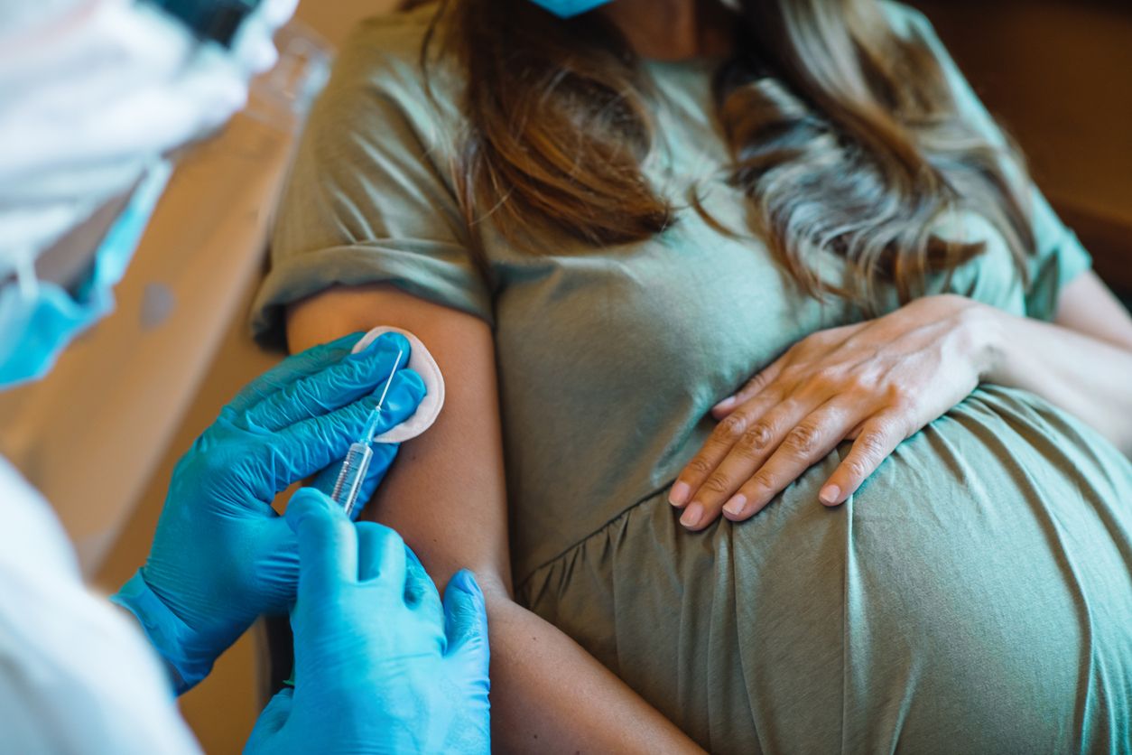 Auch in der Schwangerschaft können werdende Mütter sich bedenkenlos gegen Corona impfen lassen.