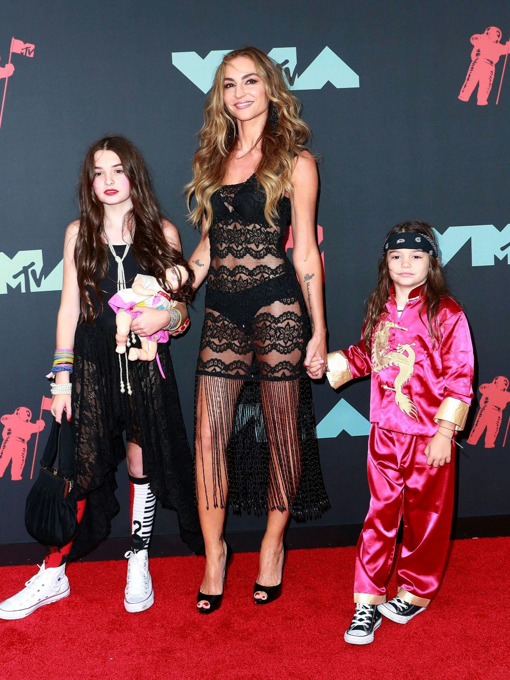 Die 16-jährige Tochter Alabama (l.) und Sohn Waylon “Blackjack" (13) unterstützen ihre Mutter.