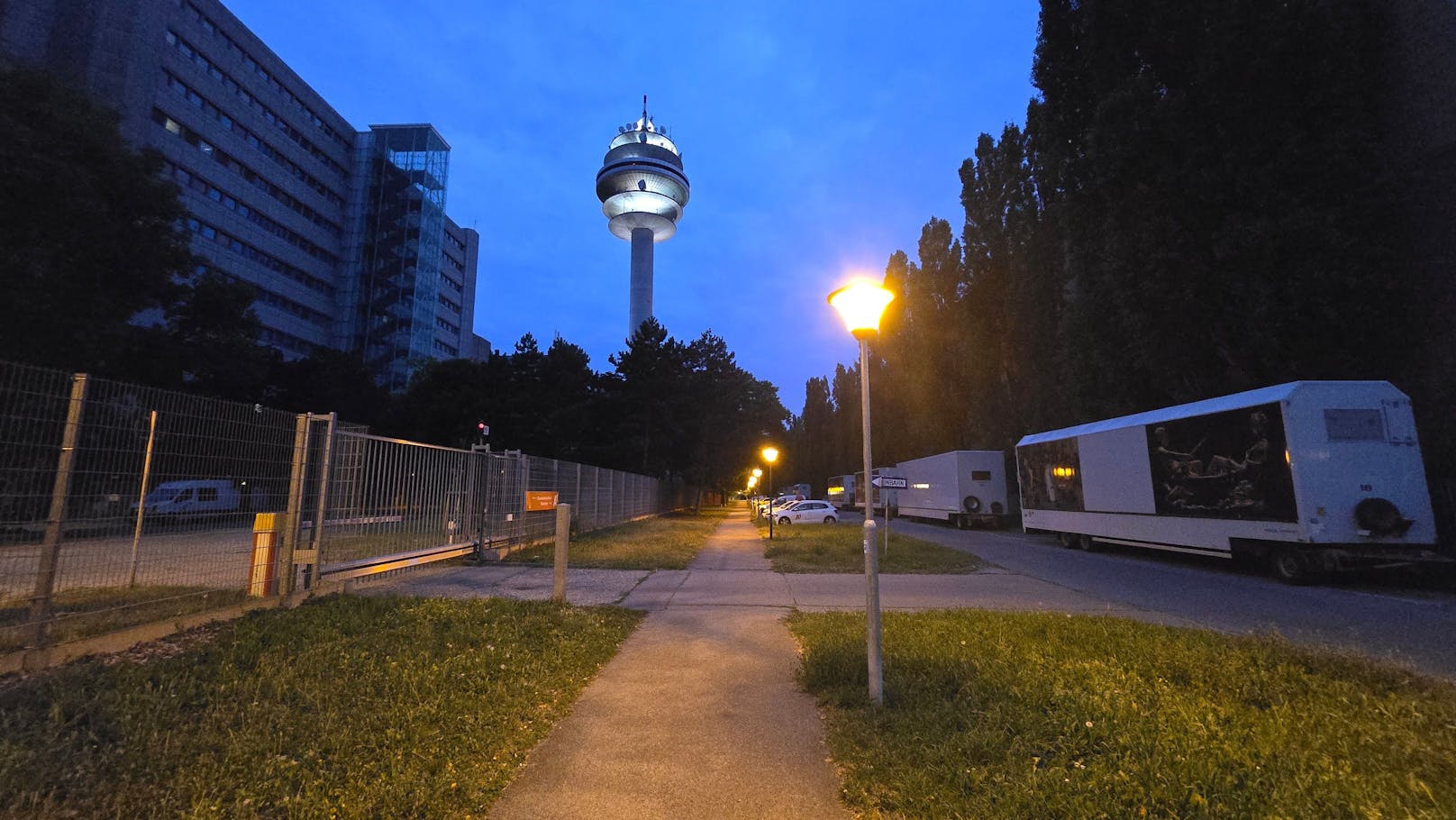 Etwas schwächelt der Weitwinkel, wie hier in der Aufnahme in der Nacht erkennbar, die Bilder sind trotzdem sehr gut.