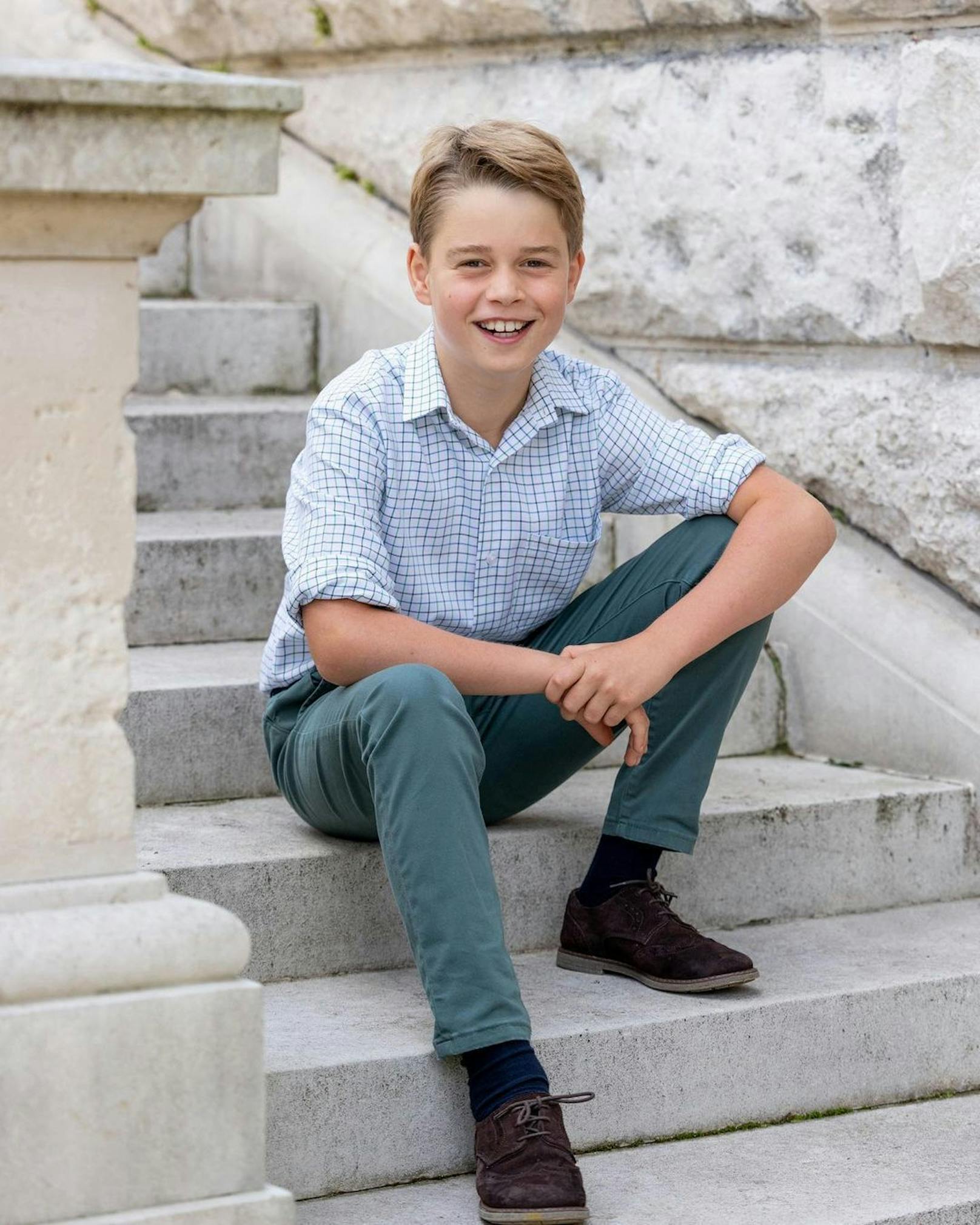 Zu seinem zehnten Geburtstag zeigt sich Prinz Geroge in lässiger Pose. Langsam wird er zum Teenager.