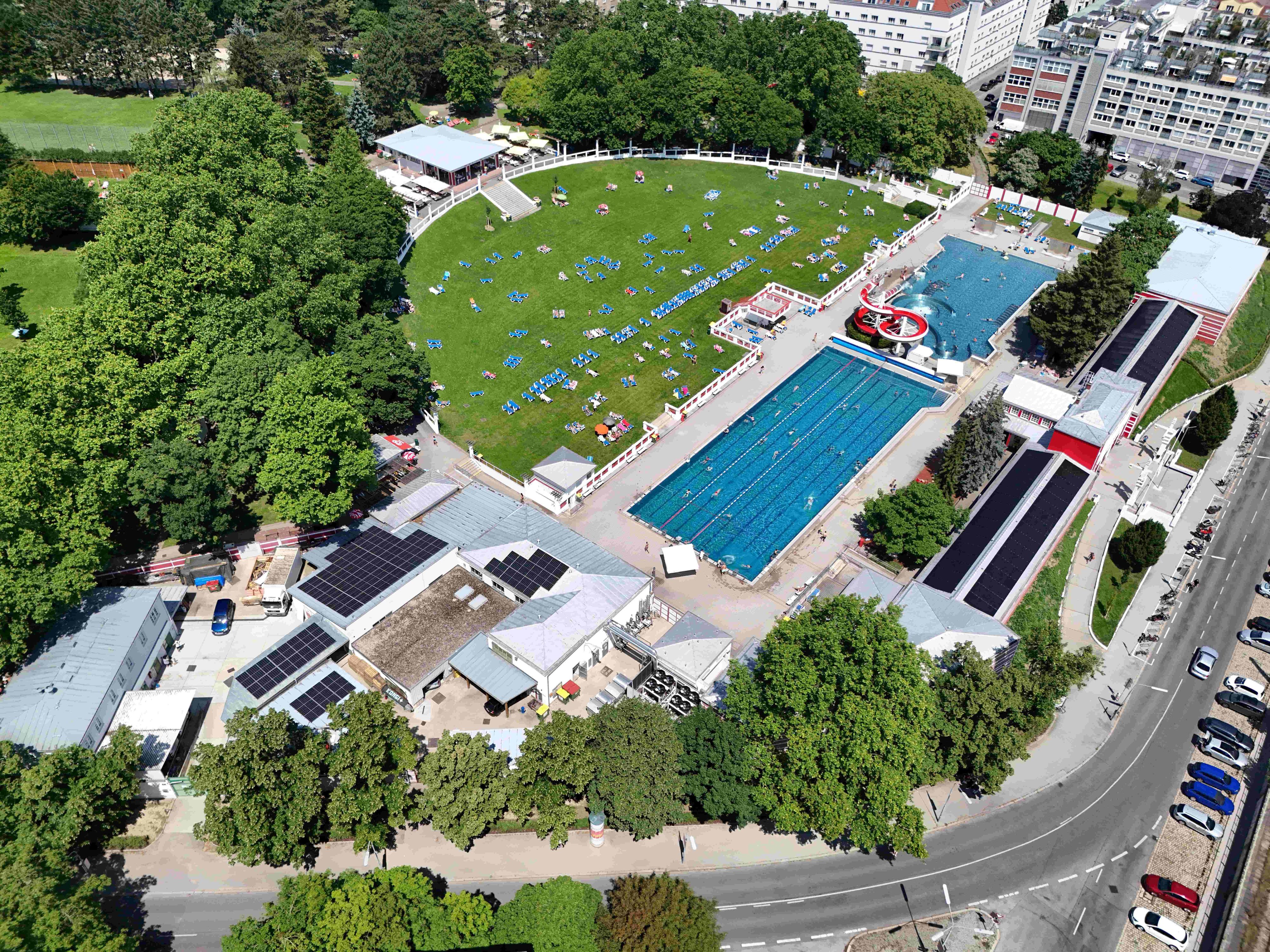 Das Kongreßbad wurde nun als 17. Bad in die Energiesparprojekte einbezogen. Für die Beckenerwärmung sorgen hier drei Luft-Wasser-Wärmepumpen.