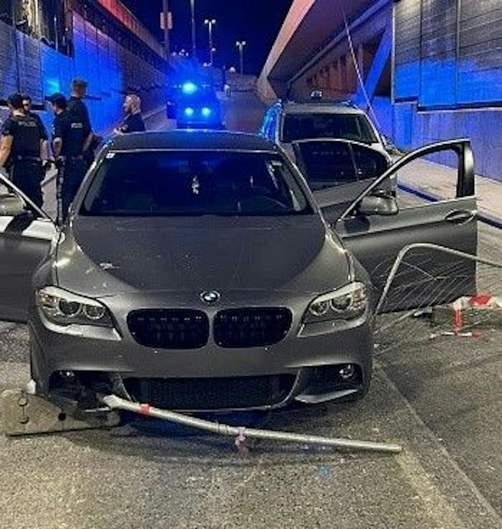 Beamte des Stadtpolizeikommandos Favoriten wurden auf einen mutmaßlich fahrerflüchtigen BMW nach einem Verkehrsunfall mit Sachschaden im Bereich der Quellenstraße aufmerksam.