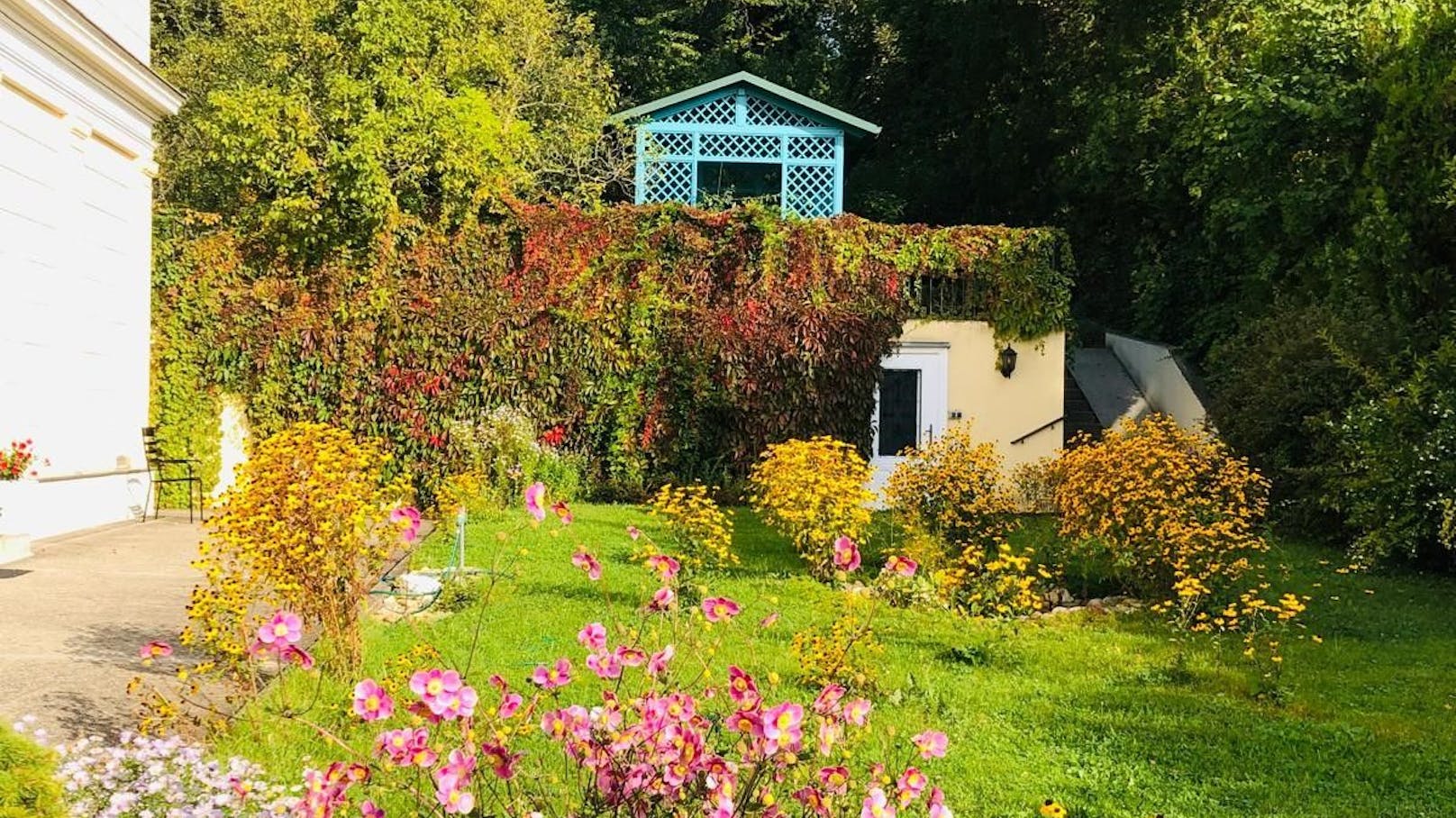 Im Garten wurde ein begehbarer Keller gebaut.