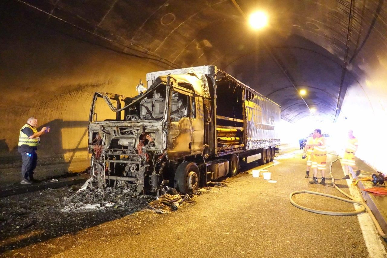 Lkw brannte im Tunnel komplett aus: Einsatzkräfte vor Ort