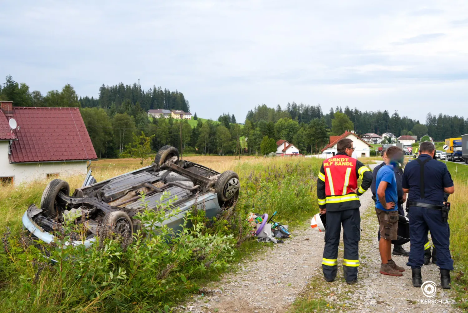 Ein furchtbarer Anblick: das Unfall-Wrack, daneben Spielsachen, in Sandl (Bez. Freistadt)
