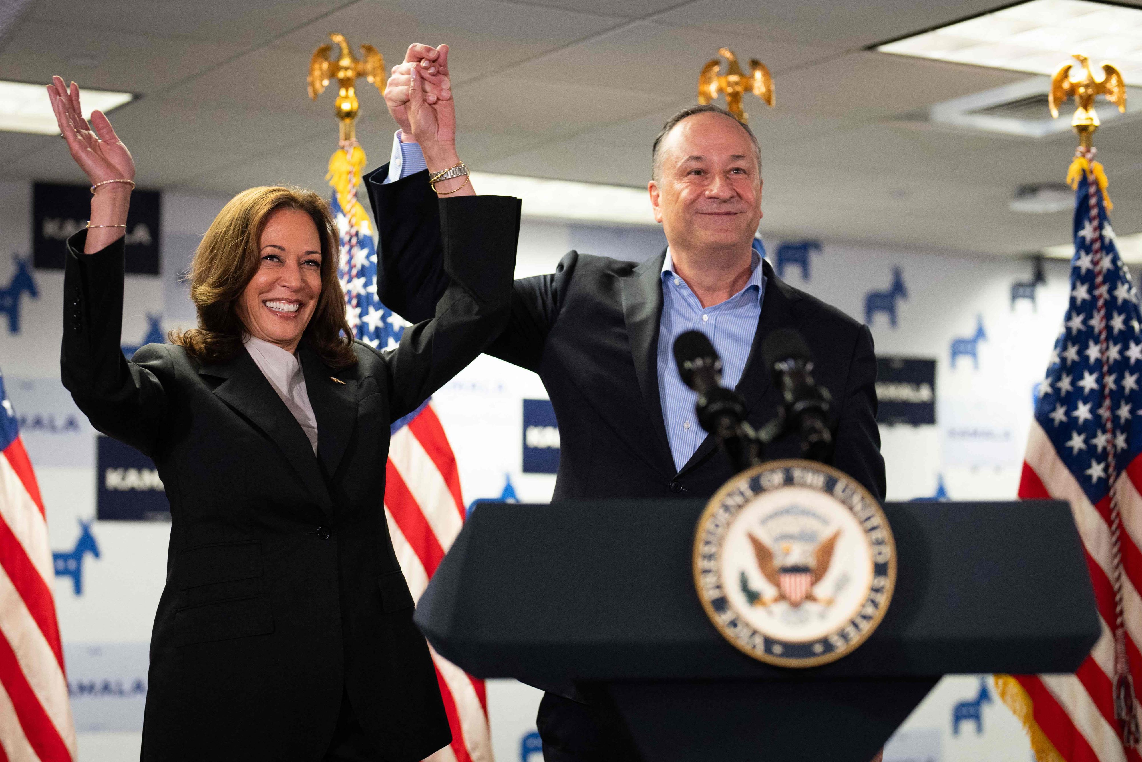 Sind seit 2013 ein Paar: Kamala Harris und Doug Emhoff. (23. Juli 2024)