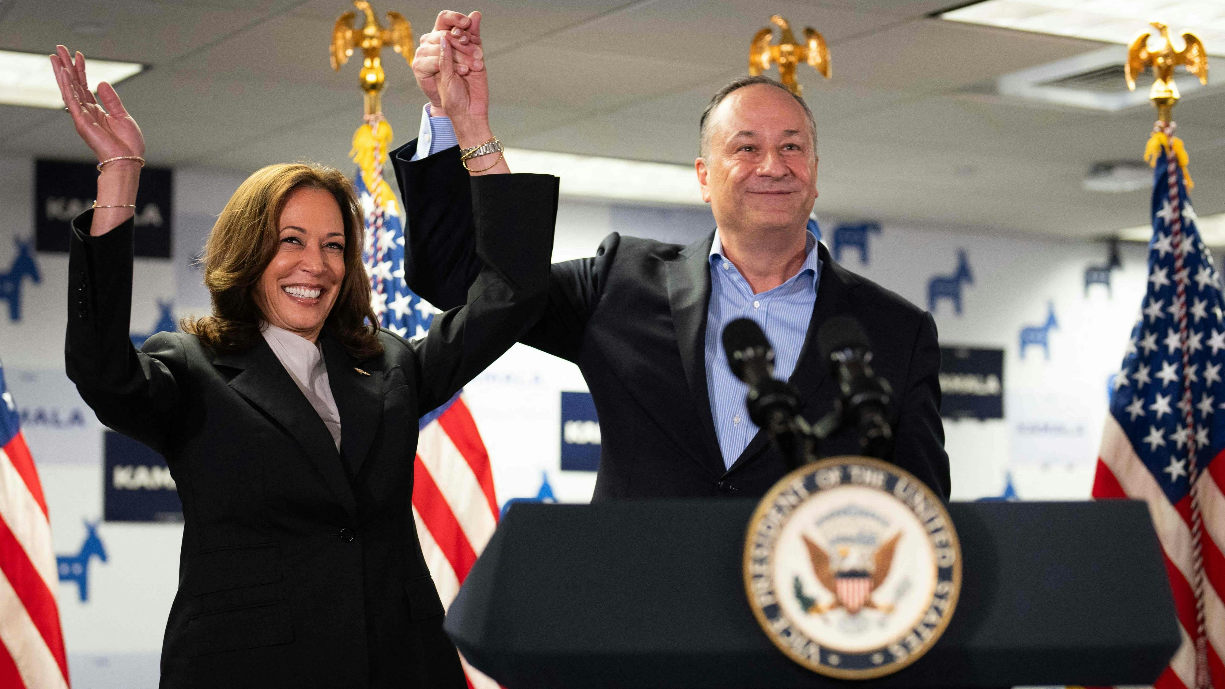 Download von www.picturedesk.com am 23.07.2024 (09:33).  TOPSHOT - US Vice President and Democratic presidential candidate Kamala Harris and Second Gentleman Doug Emhoff acknowledge the crowd before speaking at her campaign headquarters in Wilmington, Delaware, on July 22, 2024. Harris on January 22, won the crucial backing of Democratic heavyweight Nancy Pelosi to lead the party against Donald Trump in November after Joe Biden's stunning exit from the 2024 race. As the endorsements stacked up, the 59-year-old Harris made her first public appearance since Biden's announcement in a ceremony at the White House where she warmly praised the outgoing president's "unmatched" achievements. (Photo by Erin SCHAFF / POOL / AFP) - 20240722_PD7322 - Rechteinfo: Rights Managed (RM) Nur für redaktionelle Nutzung! Werbliche Nutzung erfordert Freigabe: bitte schicken Sie uns eine Anfrage.
