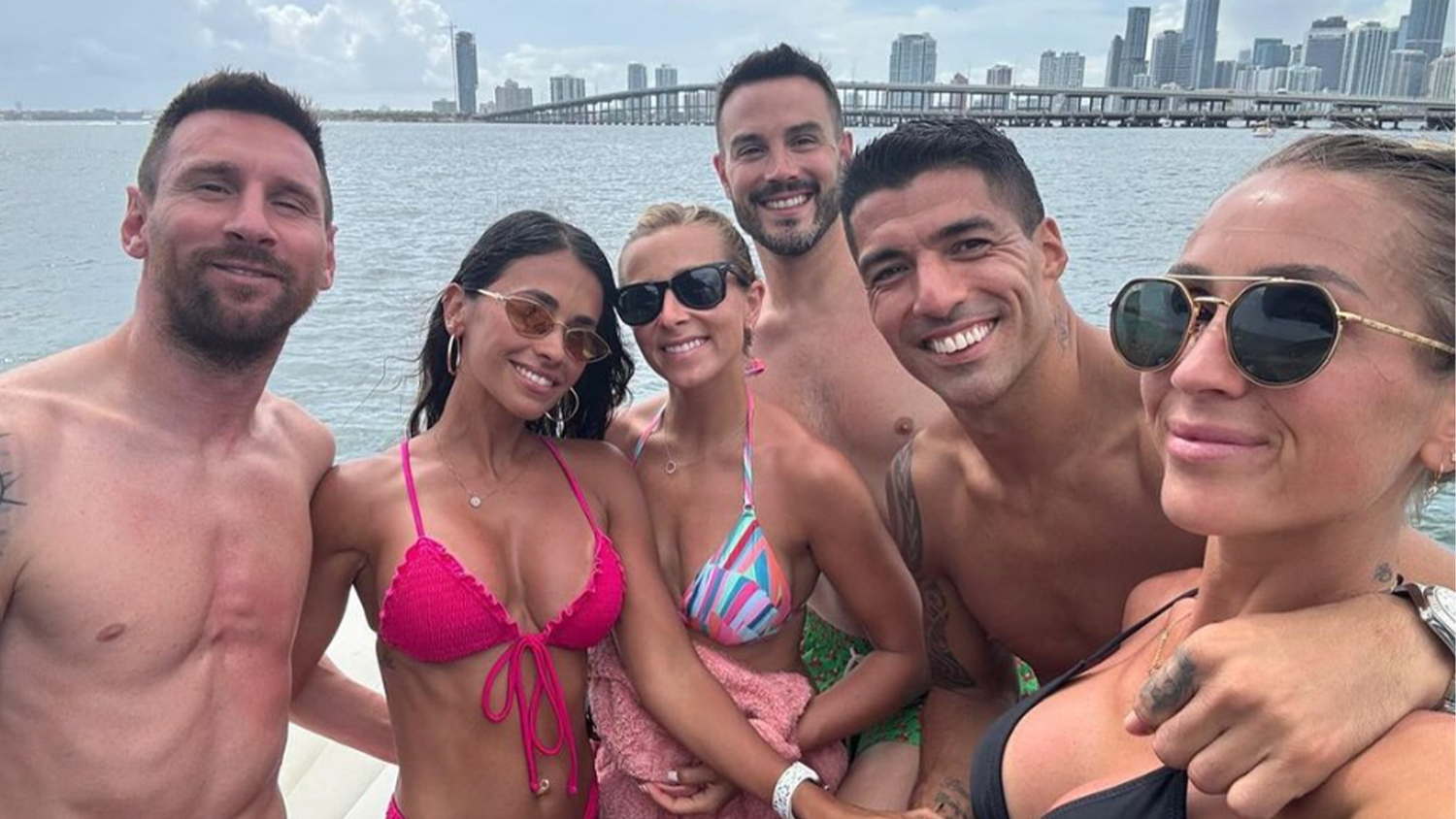 Lionel Messi und Luis Suarez mit ihren Liebsten am Strand.