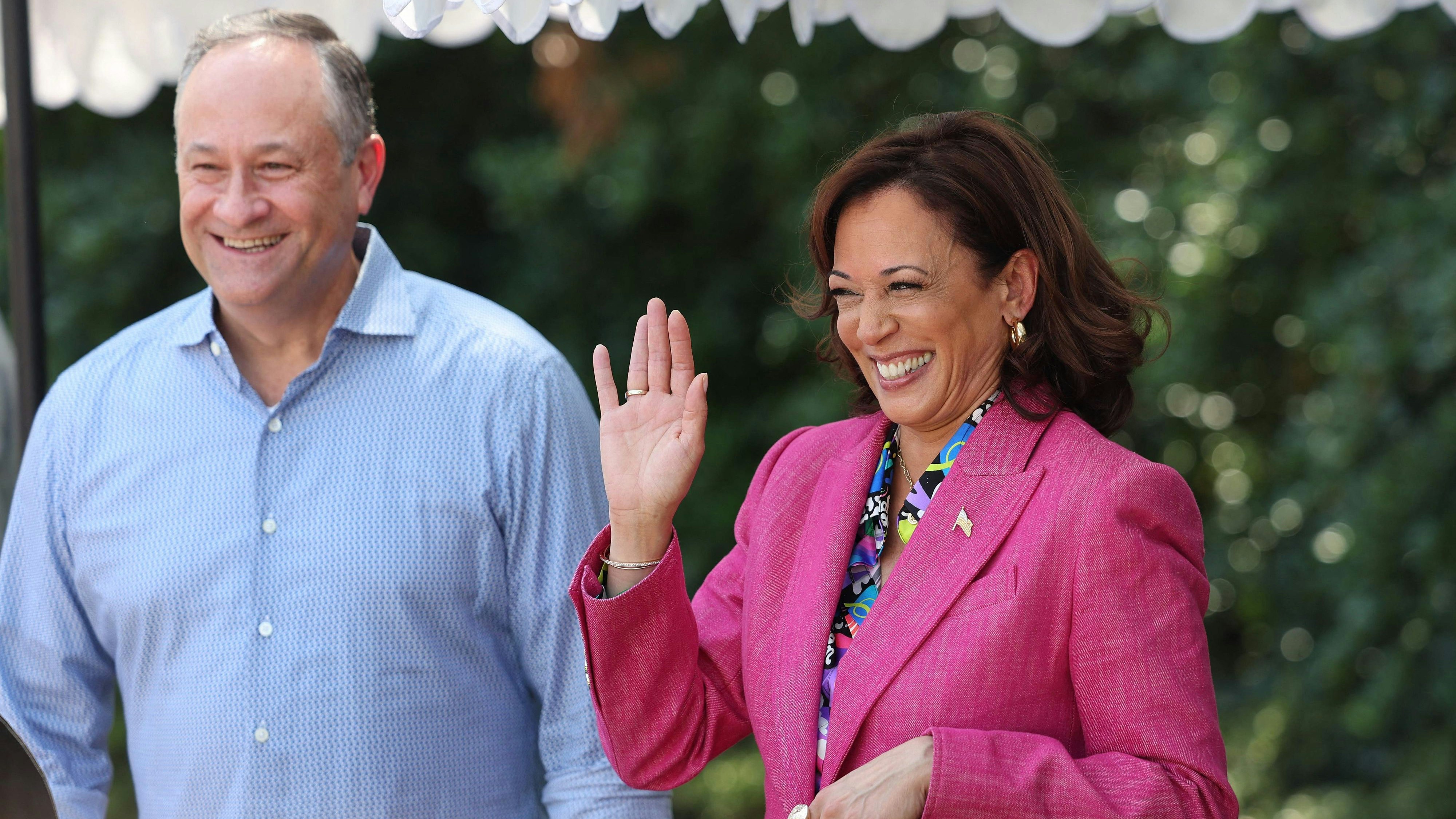 Download von www.picturedesk.com am 23.07.2024 (09:38).  WASHINGTON, DC - SEPTEMBER 09: U.S. Vice President Kamala Harris and her husband Doug Emhoff host an event celebrating the 50th anniversary of Hip Hop, at the Vice President's residence on September 09, 2023 in Washington, DC. Harris held the event to celebrate hip hop and its contributions to the world and the Black community. Artists include Common, Jeezy, MC Lyte, Roxanne Shante Lil Wayne and others performed to over 400 guests. Kevin Dietsch/Getty Images/AFP (Photo by Kevin Dietsch / GETTY IMAGES NORTH AMERICA / Getty Images via AFP) - 20230909_PD13209 - Rechteinfo: Rights Managed (RM) Fotografische Urheberrechte sind garantiert. Der Kunde selbst hat insbesondere die Persönlichkeitsrechte der abgebildeten Personen in eigener Verantwortung zu beachten (AGBs Punkt 5). Nur für redaktionelle Nutzung durch Tageszeitungen und Onlinemedien!