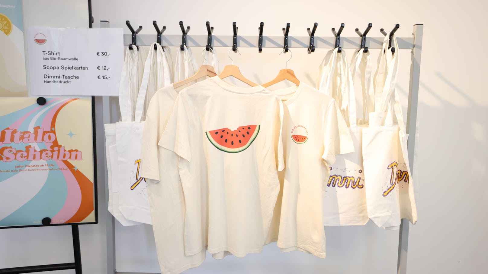 Für Melonen-Fans gibt es auch bedruckte Stofftaschen und T-Shirts zu kaufen