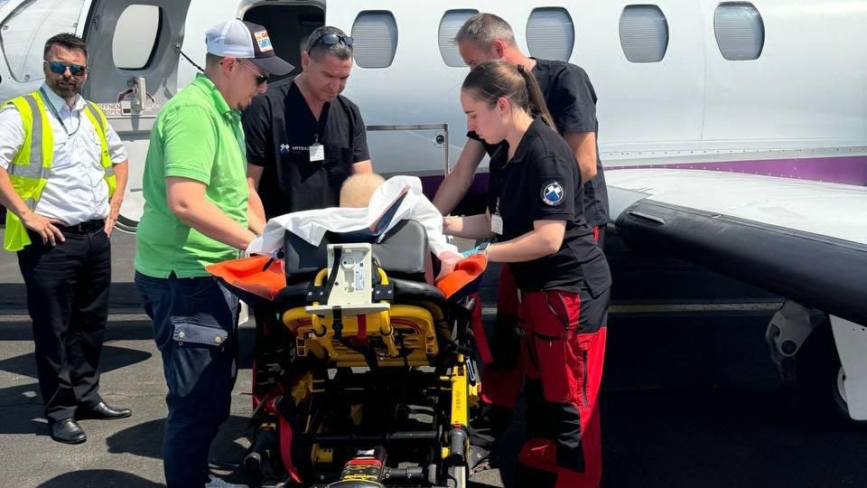 Der 12-jährige Vladimir, der an Leukämie erkrankt ist, wurde am 15. Juli mit dem Flugzeug nach Österreich gebracht.