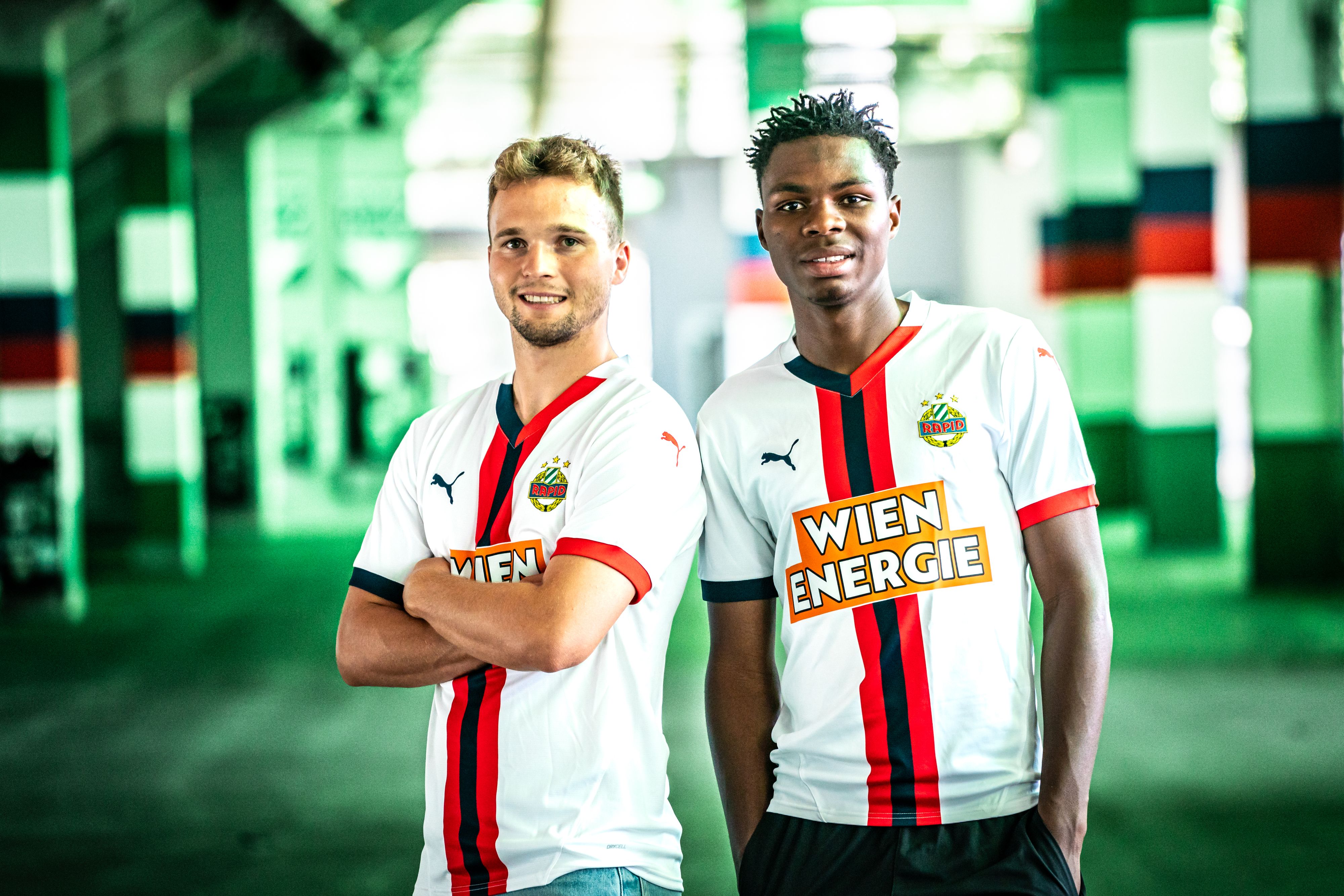 Matthias Seidl und Mamadou Sangare posieren im neuen Rapid-Auswärtstrikot.