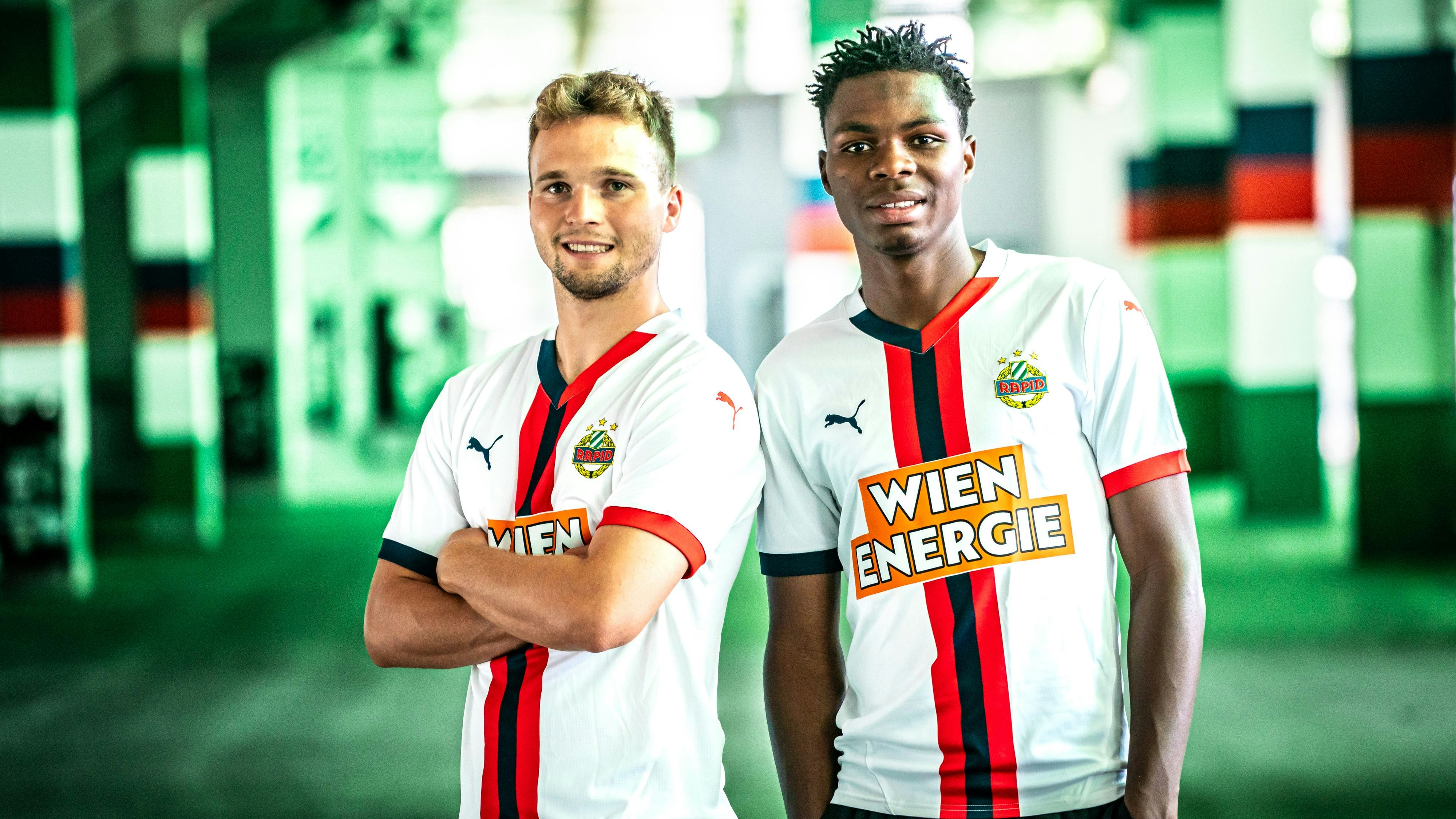 Matthias Seidl und Mamadou Sangare posieren im neuen Rapid-Auswärtstrikot.