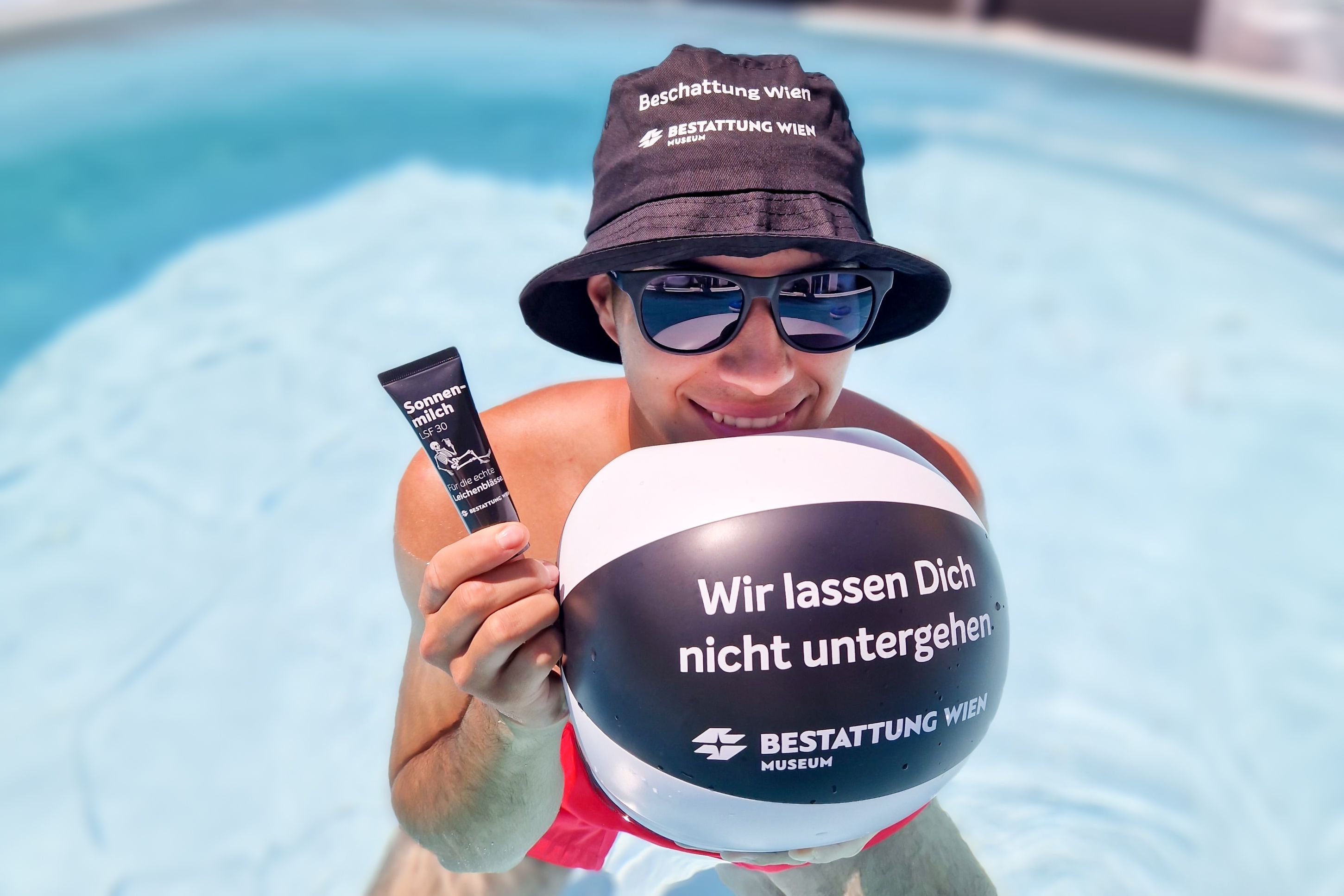 Sonnenhut, Brille, Sonnenmilch und Wasserball – mit den Produkten der Bestattung Wien ist man für den Sommer ausgerüstet.