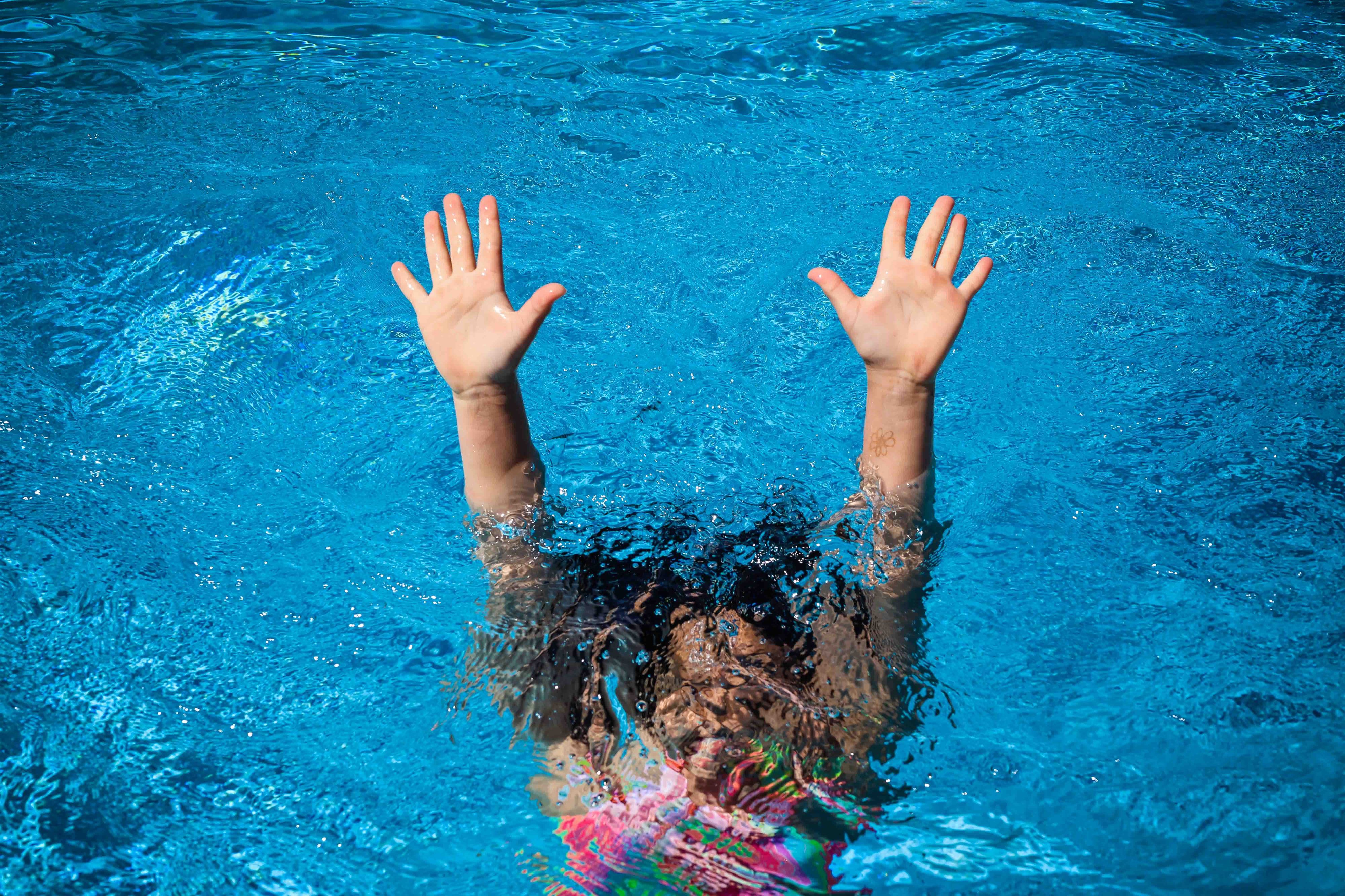 Sich im Pool Erleichterung zu verschaffen, sollte tabu sein.