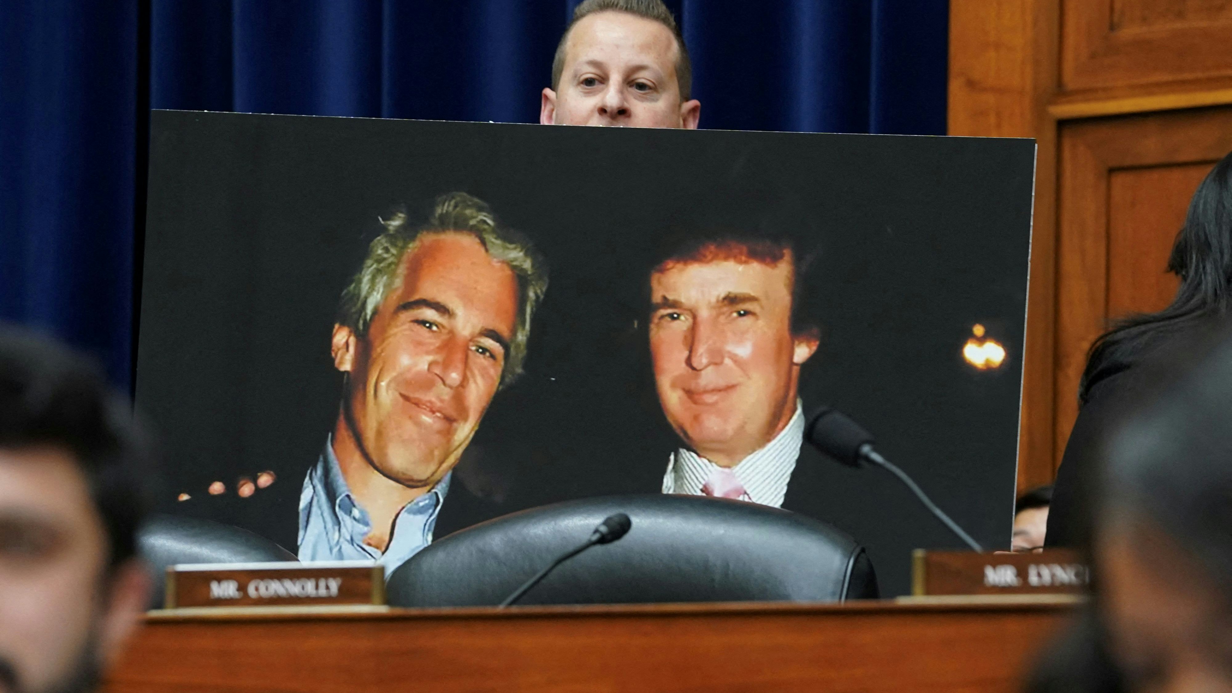 Fotos belegen, dass Trump und Epstein in der Vergangenheit miteinander verkehrten. Diese Aufnahme entstand 1997 im Mar-a-Lago.