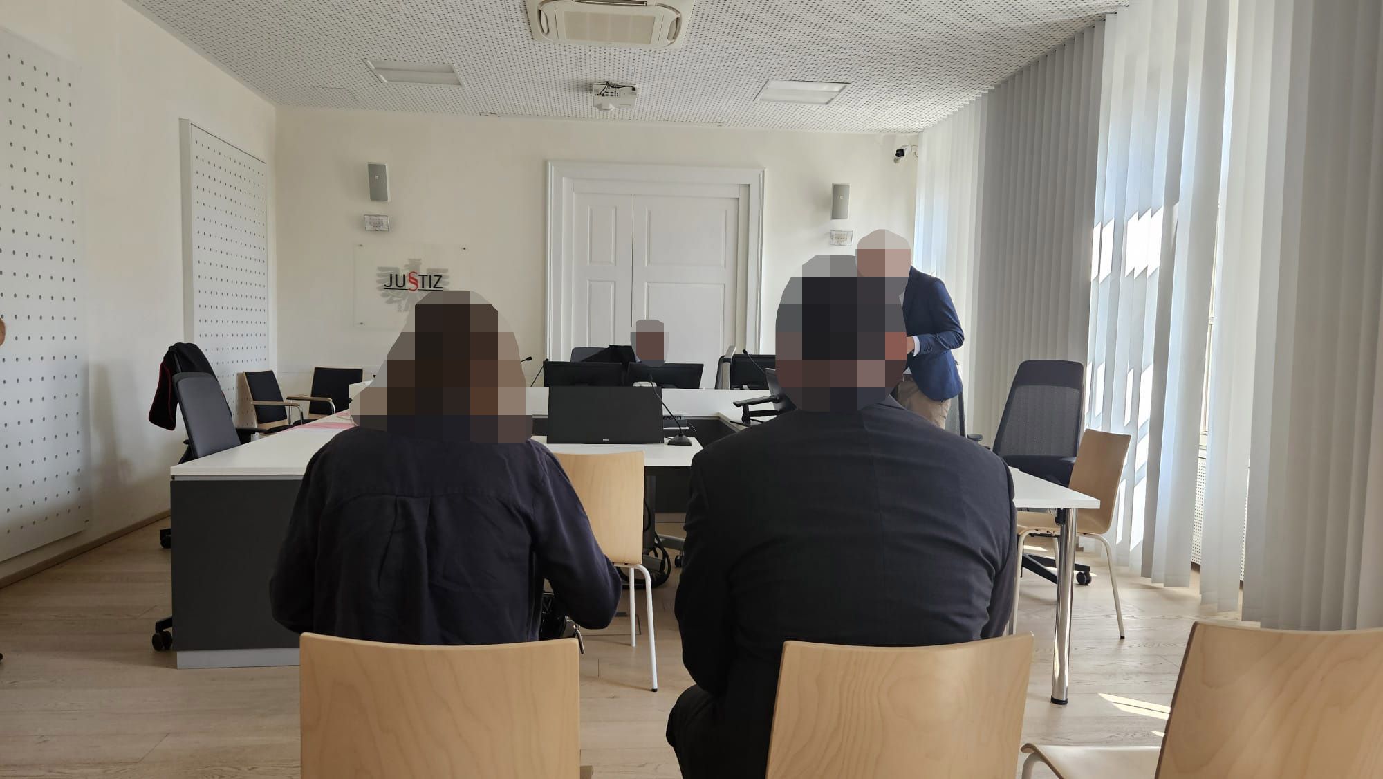 Mutter und Stiefvater des verstorbenen Kindes (5) mussten sich am Dienstag am Linzer Landesgericht verantworten.