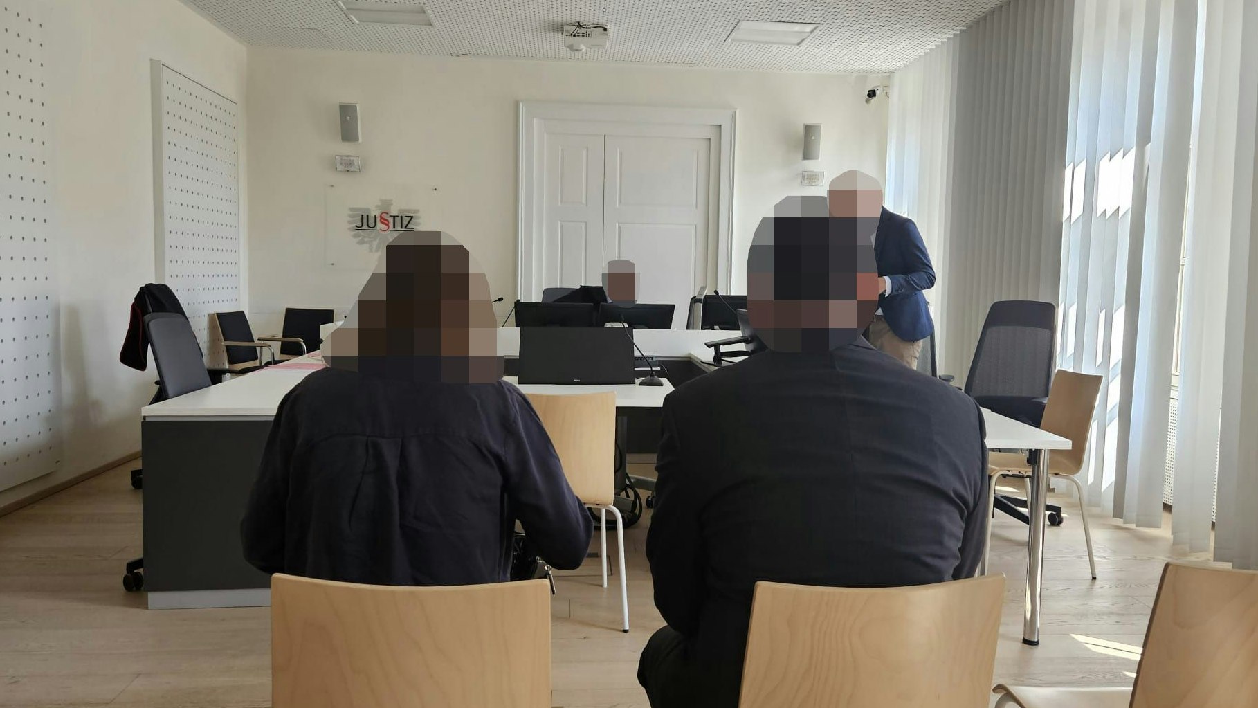 Mutter und Stiefvater des verstorbenen Kindes (5) mussten sich am Dienstag am Linzer Landesgericht verantworten.