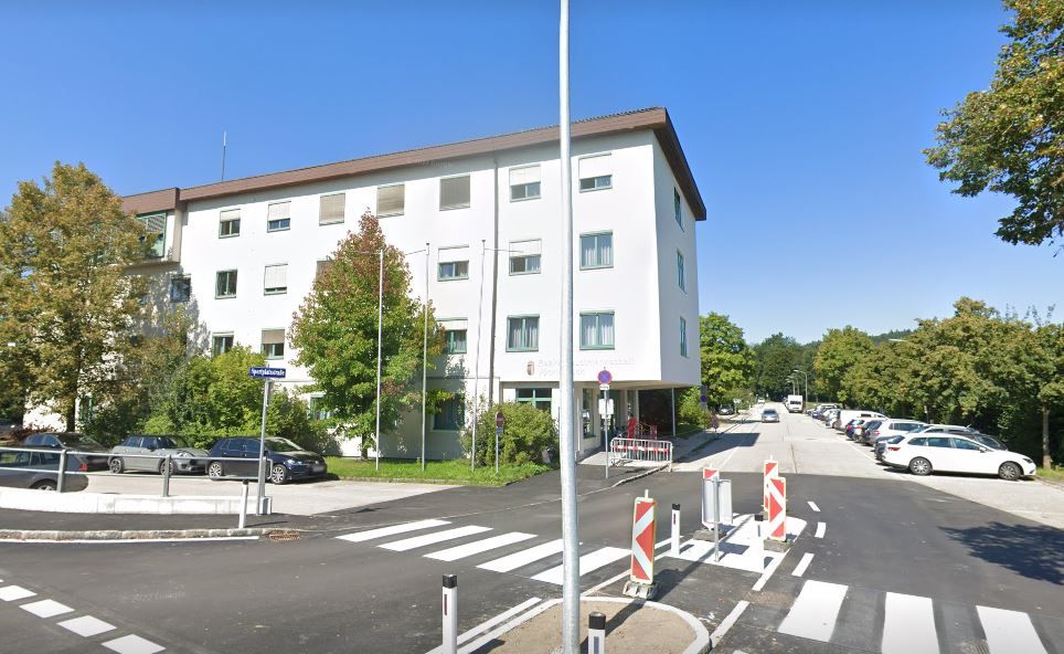 Die BH Vöcklabruck hat ein Ermittlungsverfahren im Fall der zwei toten Schäferhunde eingeleitet.