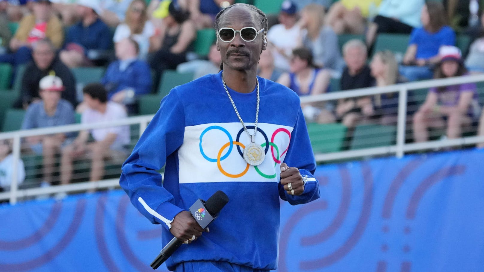 Rap-Star Snoop Dogg trägt Olympia-Fackel durch Paris