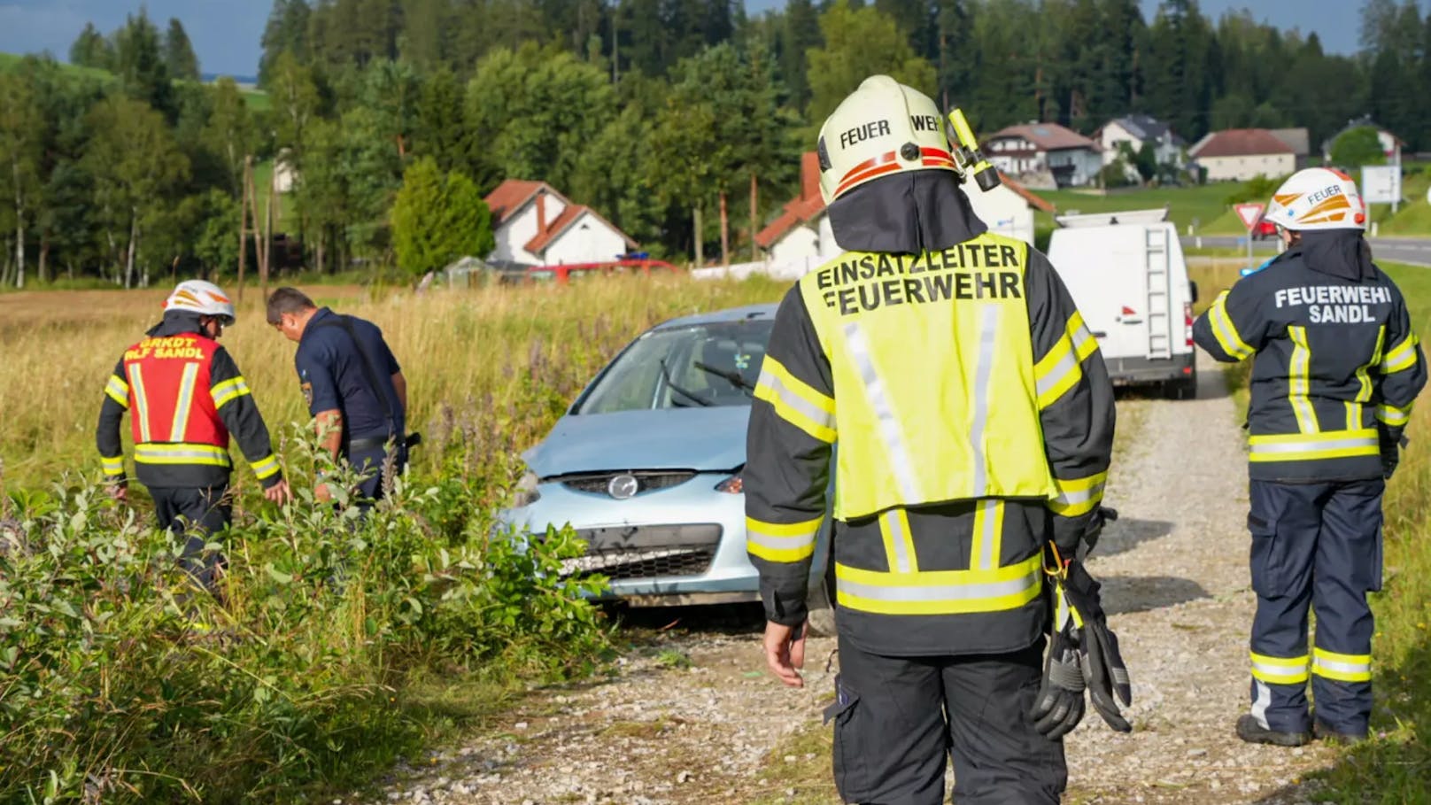 Die Helfer stellten den Wagen wieder auf.