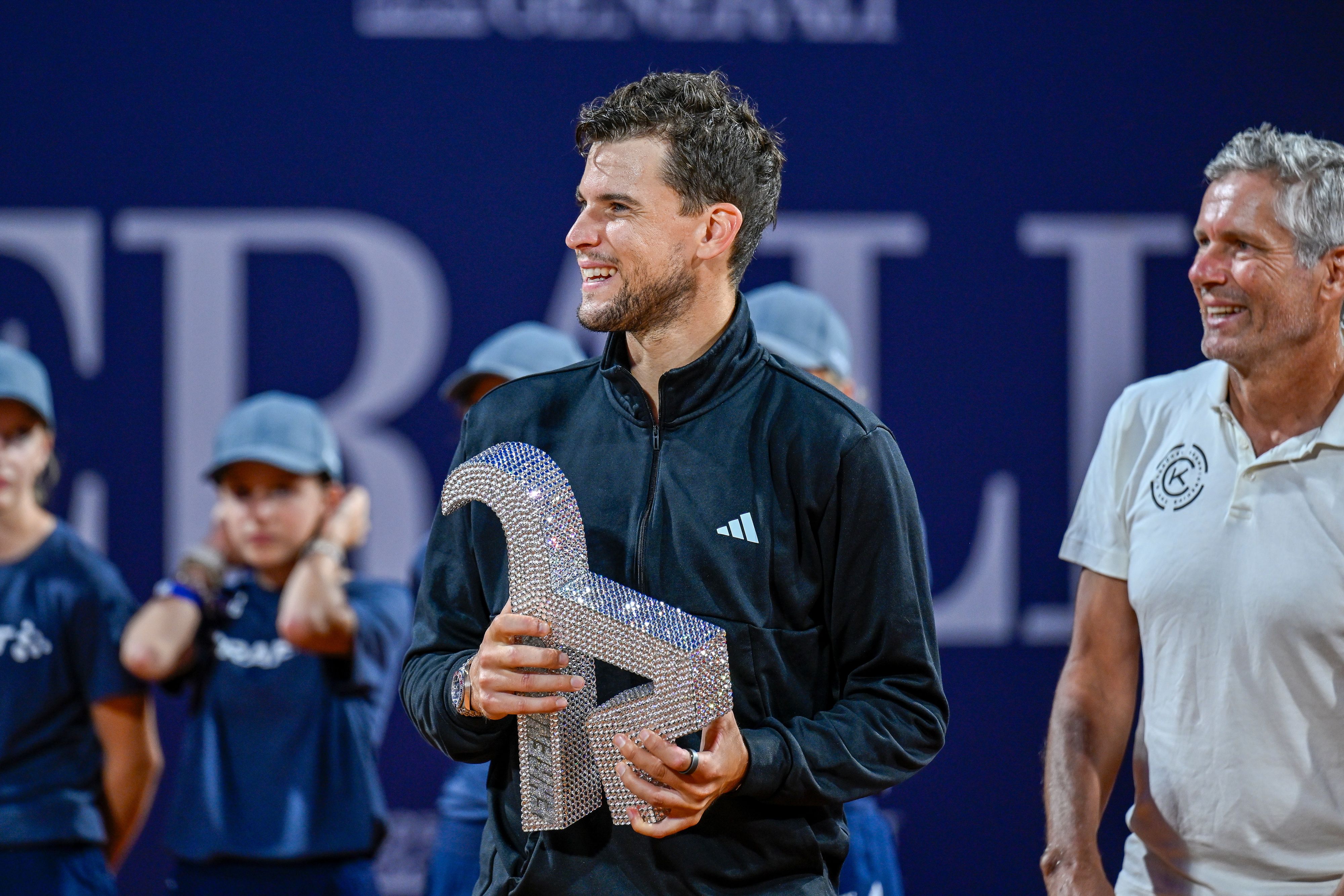 Dominic Thiem nach dem Spiel mit seiner Trophäe.
