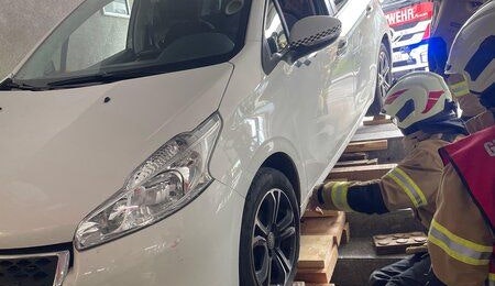 Heute.at - Lenkerin verfehlt Tiefgarage und bleibt stecken