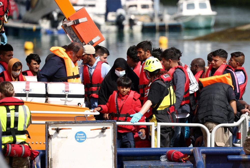 Flüchtlinge kommen im Hafen von Dover an Bord eines Schiffes der Border Force an, nachdem sie bei dem Versuch, den Ärmelkanal zu überqueren, gerettet wurden. (Archivfoto)