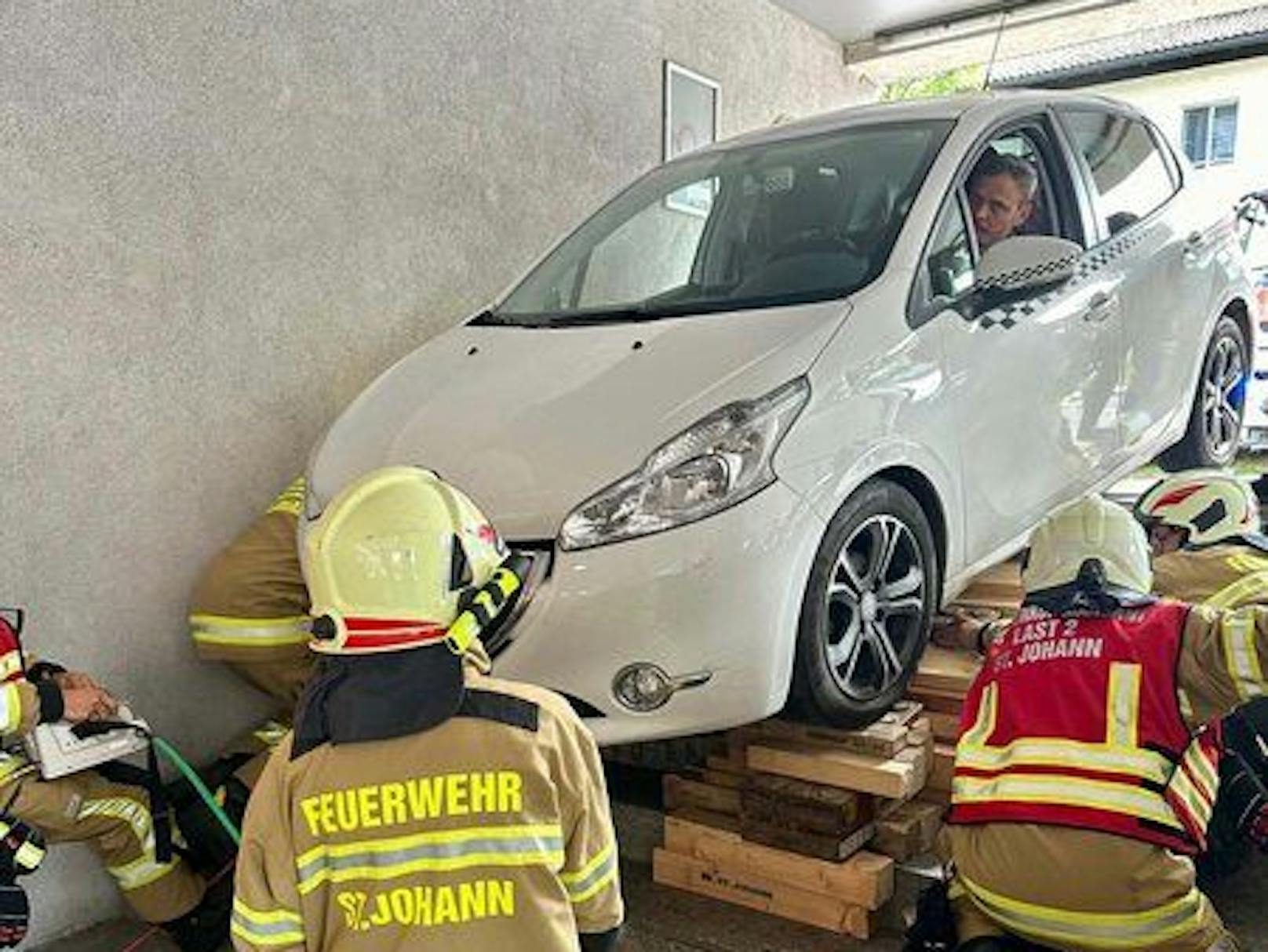 Die Freiwillige Feuerwehr St. Johann/ Pongau konnte das Fahrzeug "schonend bergen", heißt es.