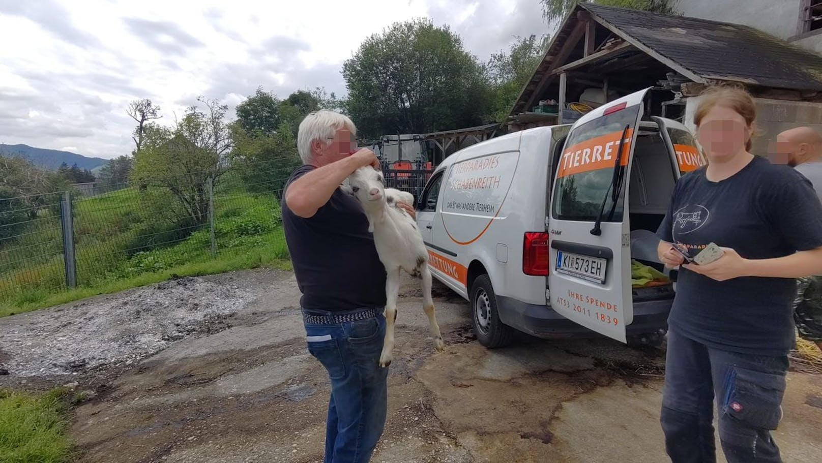 Der Ziegenbock wurde von den Tierrettern abgeholt.